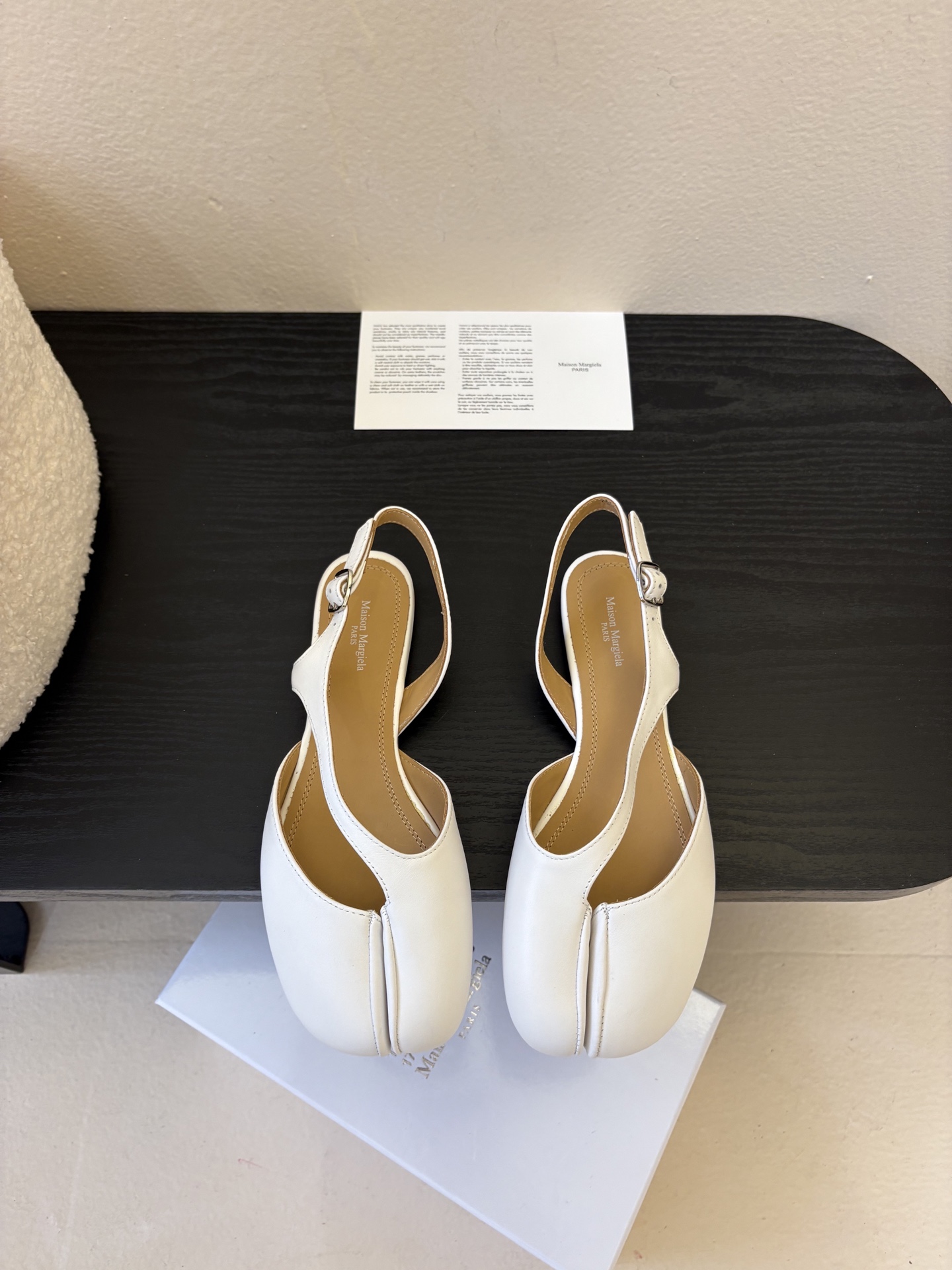 NO:725192,Maison Marginal* MM6 apple-toe ballet sandals. Designer Margiela is so talented. She creates shoes as design elements. Single shoes are smart and exquisite. Half slippers match short skirts. Sexy personality. Fabric patent leather/cow leather. Water-dyed cowhide lining. Italian imported genuine leather outsole. Size: 35-40 (404142 custom-made, non-refundable and non-exchangeable), split-toe shoes, masion margiela, masion  margiela,sandals,skirts,cowhide,Leather soles19860909Maison Marginal* MM6苹果头芭蕾舞凉鞋 马吉拉设计师太有才了 作为设计元素打造鞋品 单鞋干练精致 半拖搭配短裙 性感个性 面料漆皮/牛皮 内里水染牛皮 意大利进口真皮大底 码数:35-40（404142订做不退不换）,分趾鞋,masion margiela,masion margiela,sandals,skirts,cowhide,Leather soles,Women's Shoes