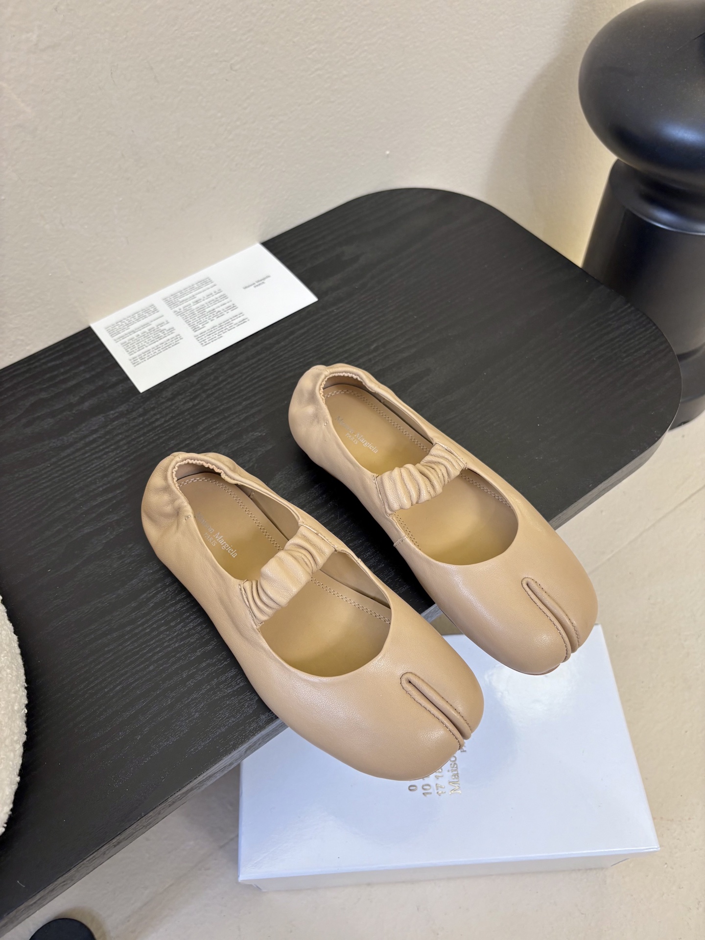 NO:725195,Maison Marginal* MM6 apple-toe ballet sandals. Designer Margiela is so talented. She creates shoes as design elements. Single shoes are smart and exquisite. Half-slippers match short skirts. Sexy personality. Fabric blended with sheep noodles. Water-dyed cowhide inside. Italian imported genuine leather outsole. Size: 35-40 (404142 custom-made, non-refundable and non-exchangeable), split-toe shoes, masion margiela, masion  margiela,sandals,skirts,cowhide,Leather soles19860909Maison Marginal* MM6苹果头芭蕾舞凉鞋 马吉拉设计师太有才了 作为设计元素打造鞋品 单鞋干练精致 半拖搭配短裙 性感个性 面料植糅羊面 内里水染牛皮 意大利进口真皮大底 码数:35-40（404142订做不退不换）,分趾鞋,masion margiela,masion margiela,sandals,skirts,cowhide,Leather soles,Women's Shoes