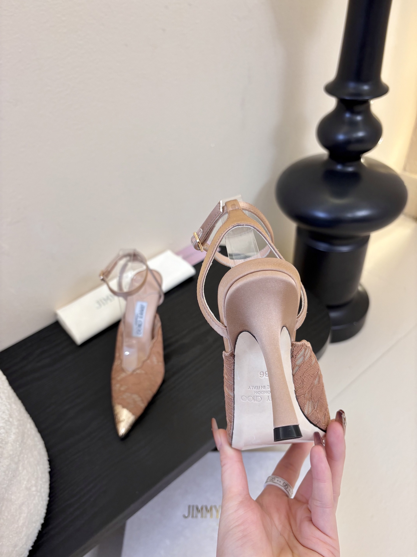 Jimmy Cho* 25ss早春新款经典小尖头凉鞋柔和的方圆头设计既修饰脚型，又避免了尖头的锐利感，兼