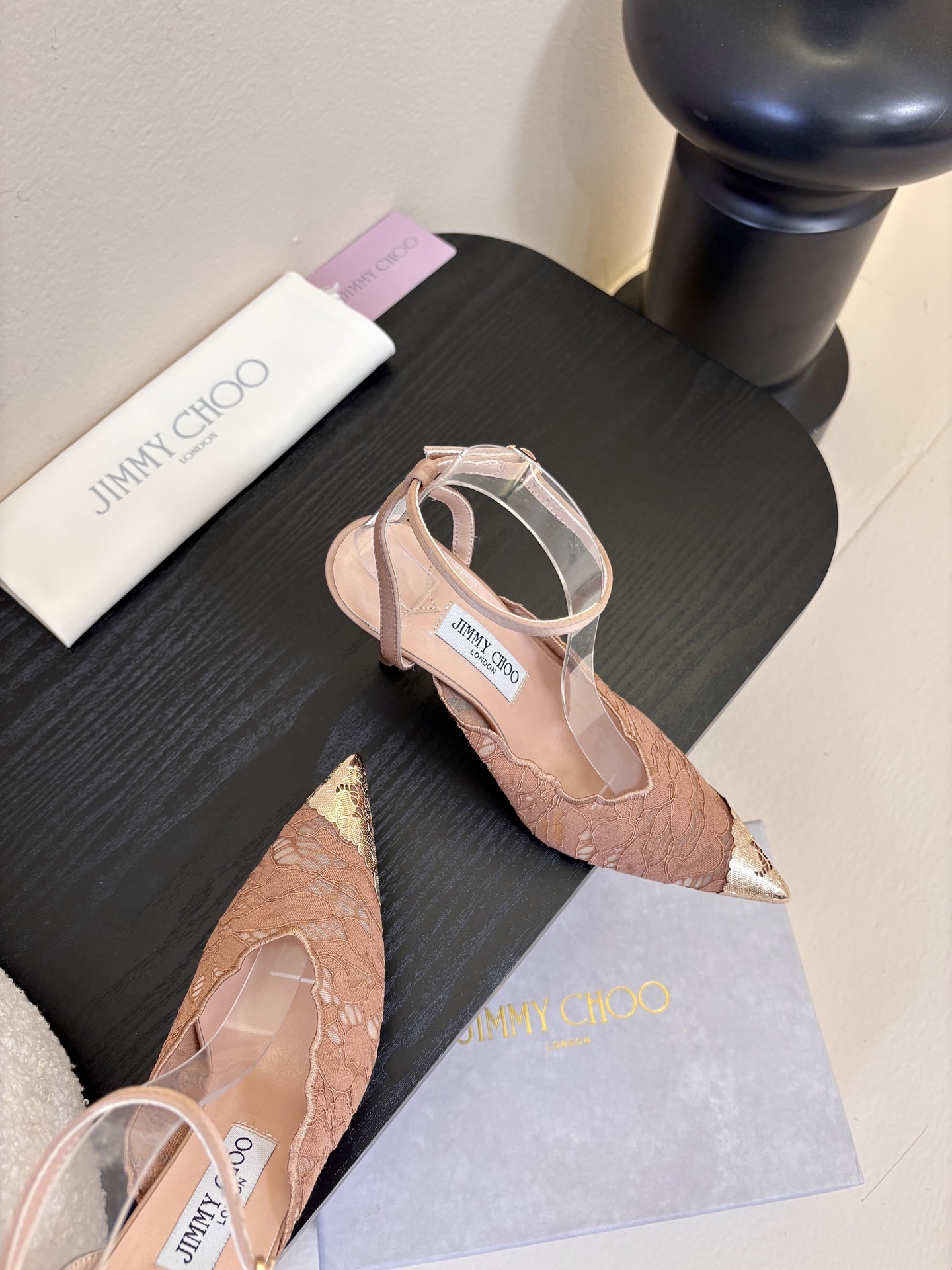 Jimmy Cho* 25ss早春新款经典小尖头凉鞋柔和的方圆头设计既修饰脚型，又避免了尖头的锐利感，兼