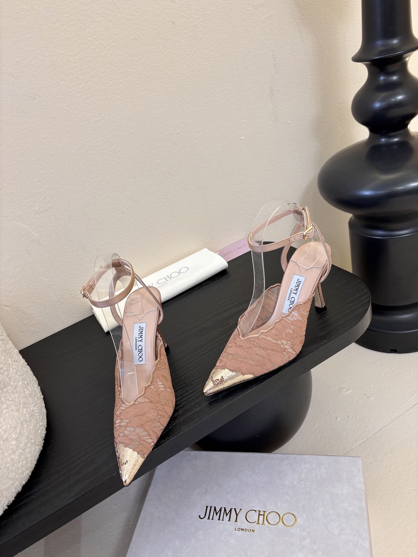 Jimmy Cho* 25ss早春新款经典小尖头凉鞋柔和的方圆头设计既修饰脚型，又避免了尖头的锐利感，兼