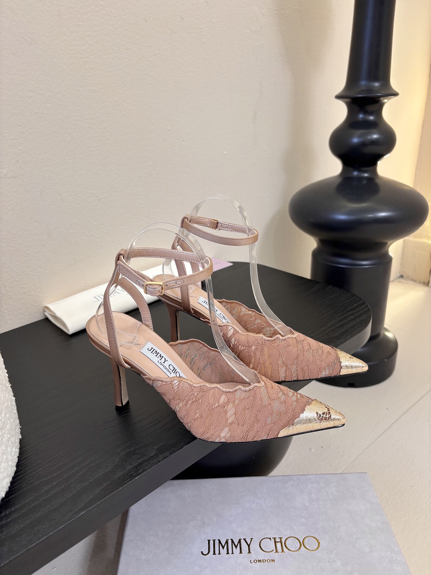 Jimmy Cho* 25ss早春新款经典小尖头凉鞋柔和的方圆头设计既修饰脚型，又避免了尖头的锐利感，兼