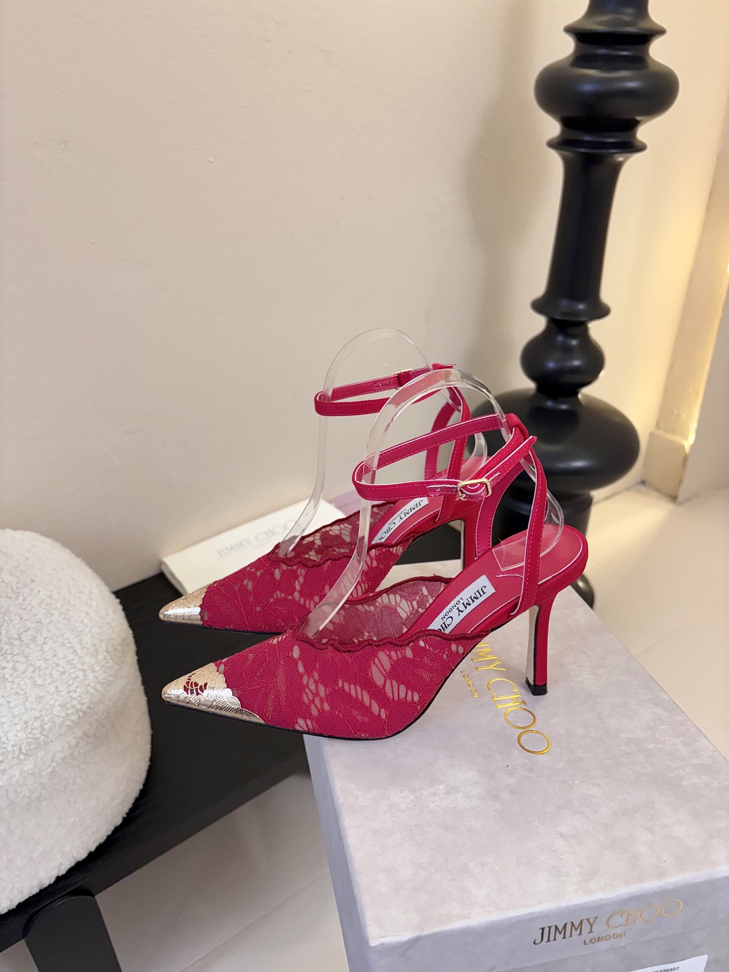 Jimmy Cho* 25ss早春新款经典小尖头凉鞋柔和的方圆头设计既修饰脚型，又避免了尖头的锐利感，兼