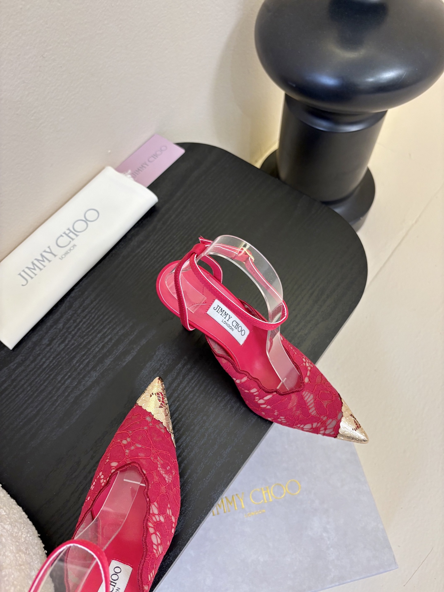 Jimmy Cho* 25ss早春新款经典小尖头凉鞋柔和的方圆头设计既修饰脚型，又避免了尖头的锐利感，兼