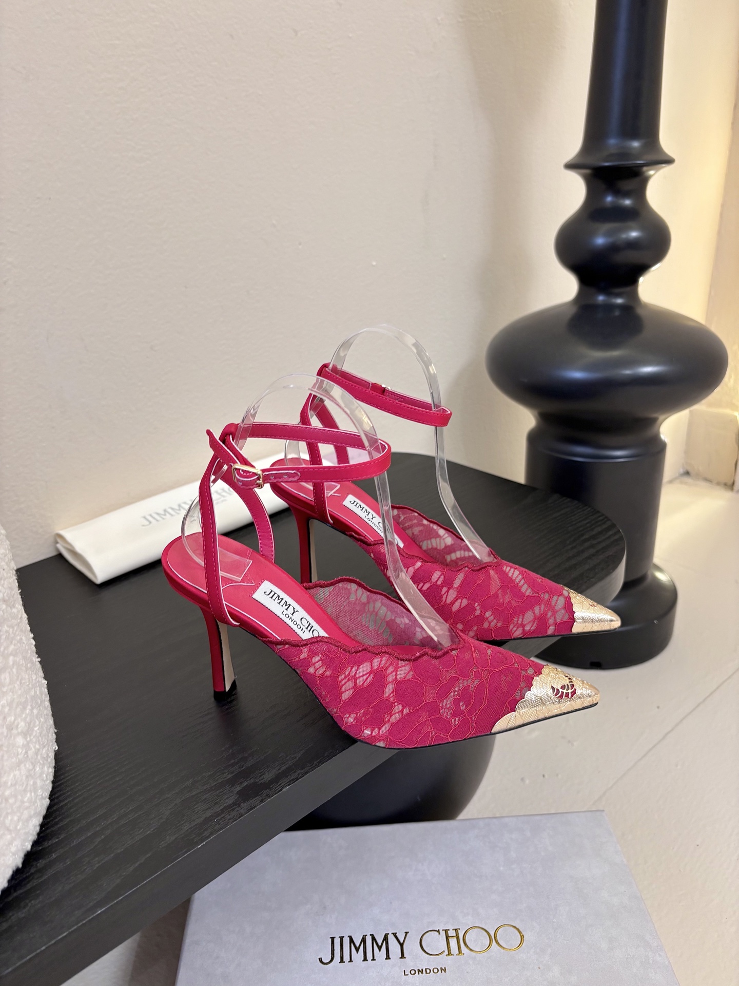 Jimmy Cho* 25ss早春新款经典小尖头凉鞋柔和的方圆头设计既修饰脚型，又避免了尖头的锐利感，兼