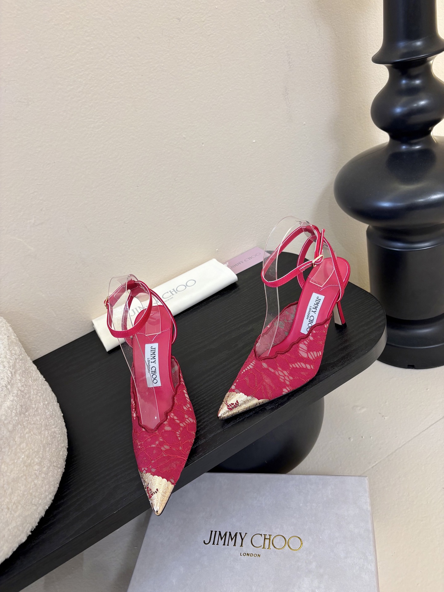 Jimmy Cho* 25ss早春新款经典小尖头凉鞋柔和的方圆头设计既修饰脚型，又避免了尖头的锐利感，兼