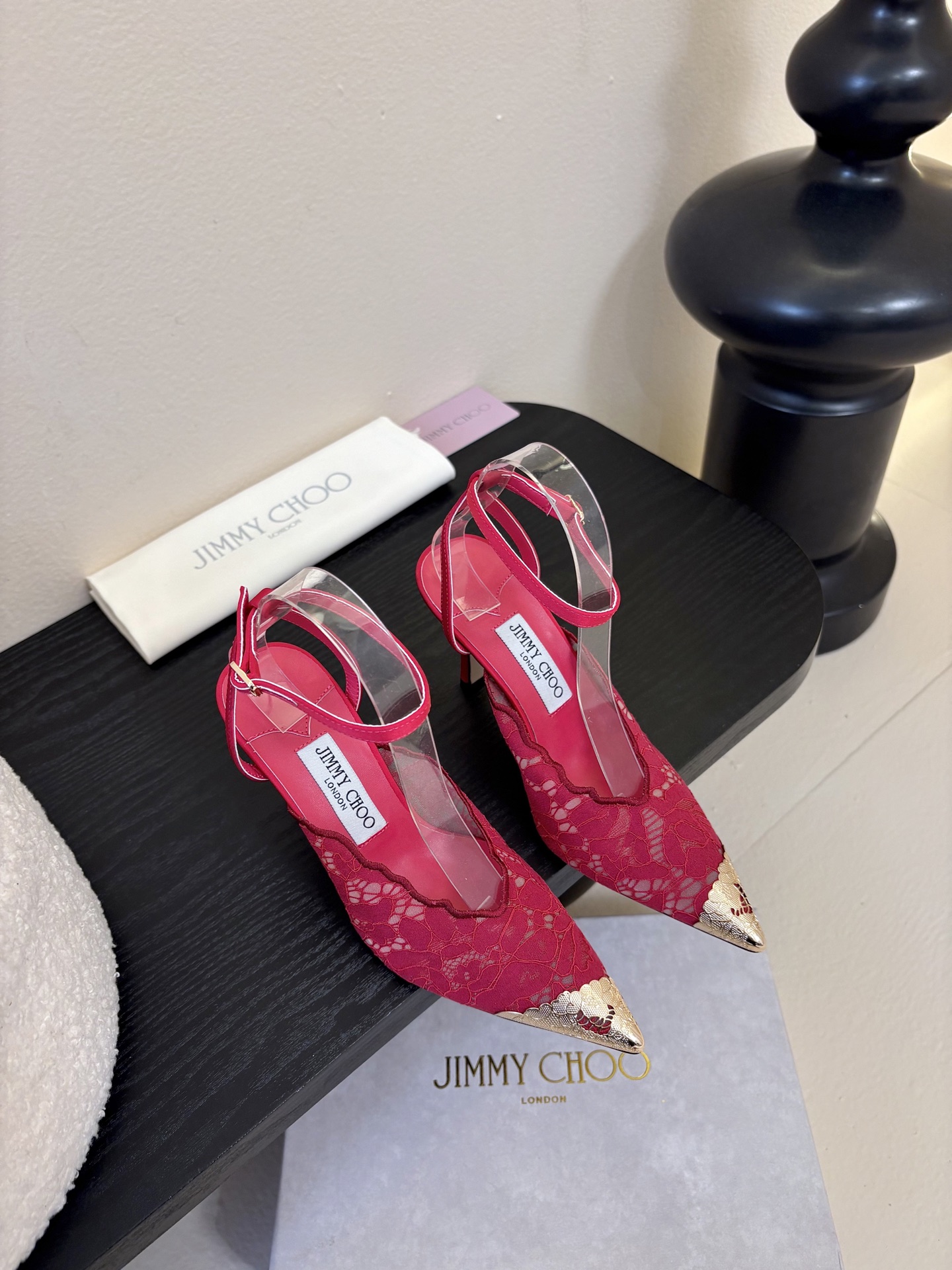 Jimmy Cho* 25ss早春新款经典小尖头凉鞋柔和的方圆头设计既修饰脚型，又避免了尖头的锐利感，兼