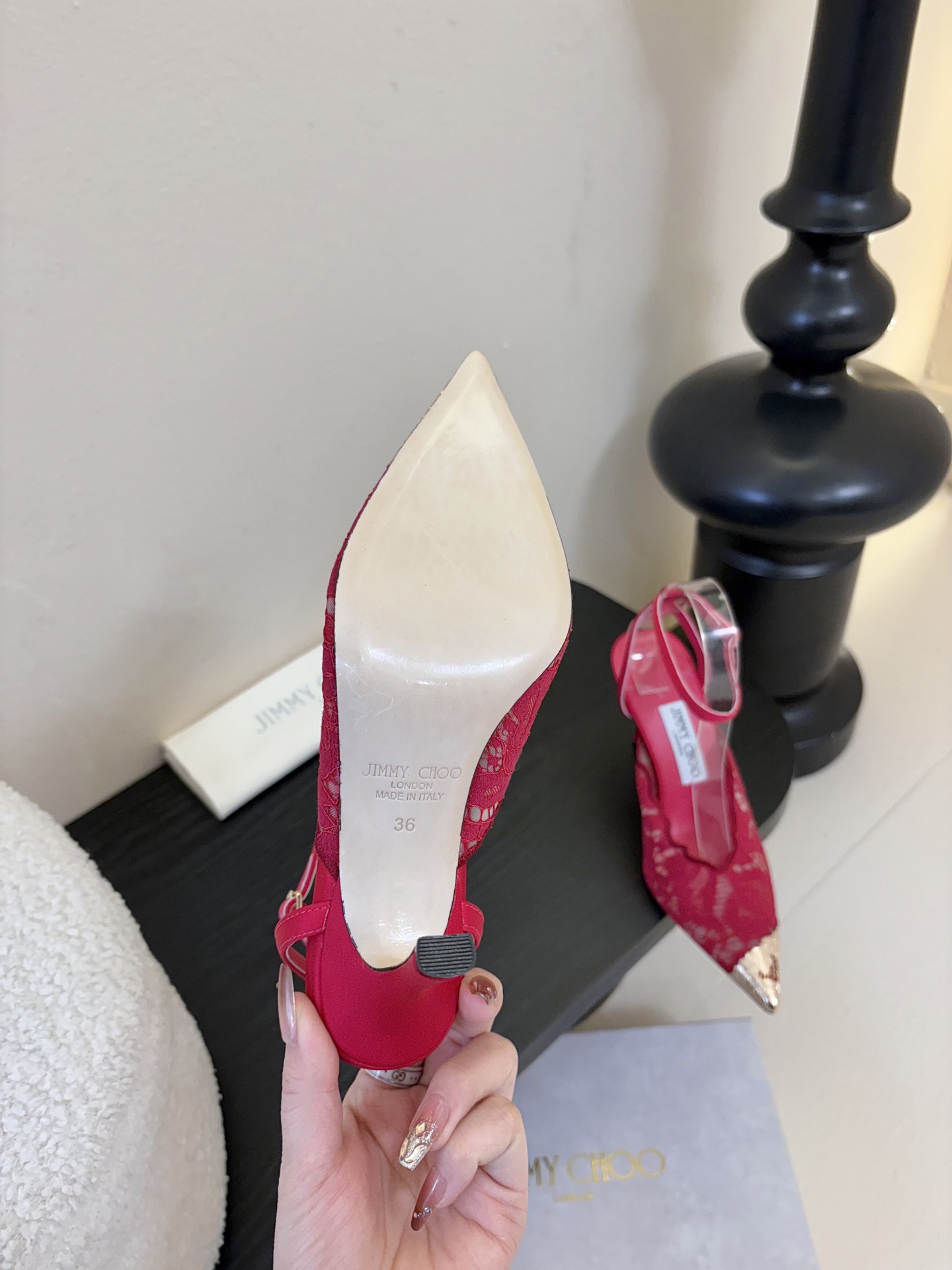 Jimmy Cho* 25ss早春新款经典小尖头凉鞋柔和的方圆头设计既修饰脚型，又避免了尖头的锐利感，兼