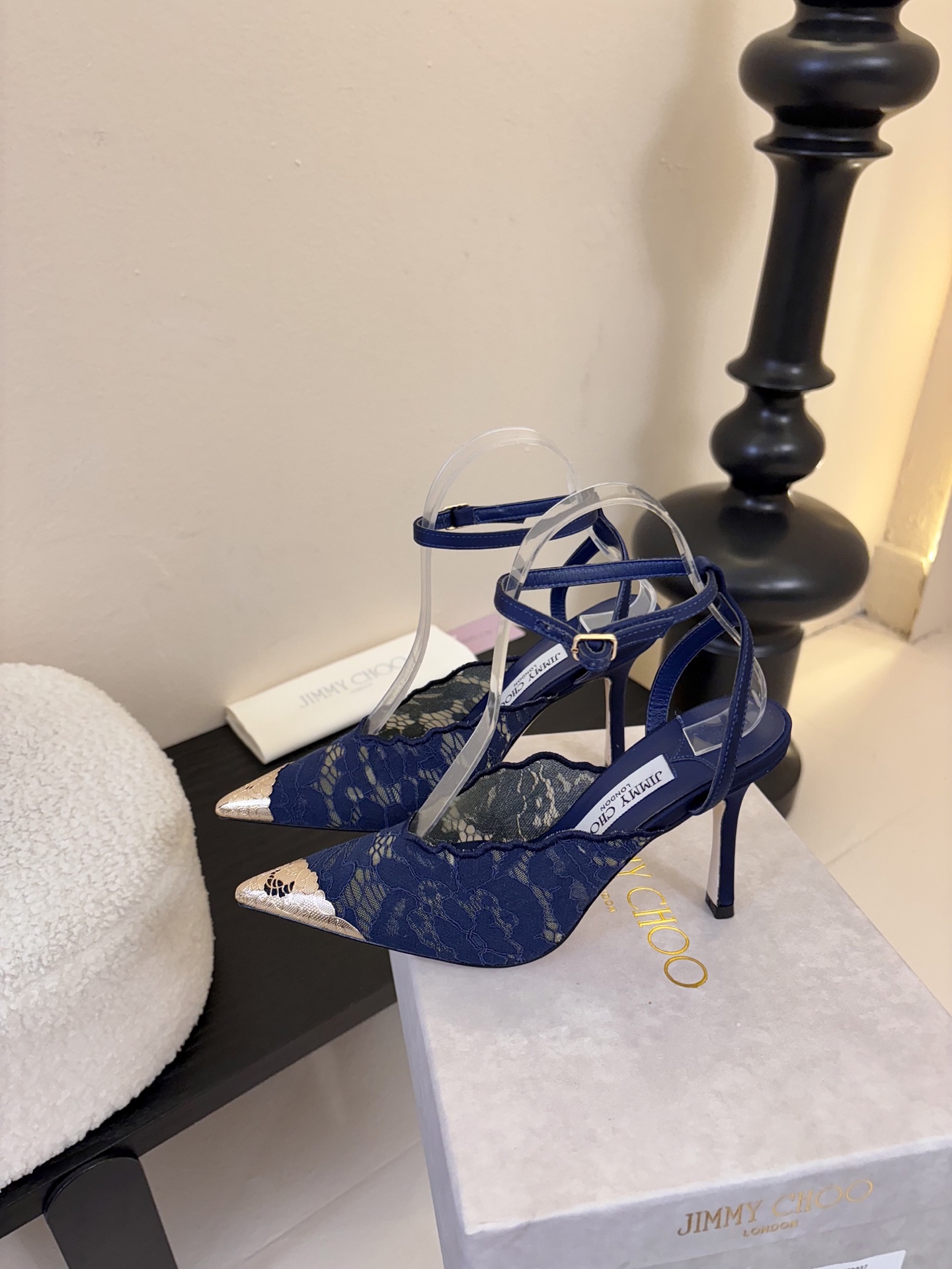 Jimmy Cho* 25ss早春新款经典小尖头凉鞋柔和的方圆头设计既修饰脚型，又避免了尖头的锐利感，兼