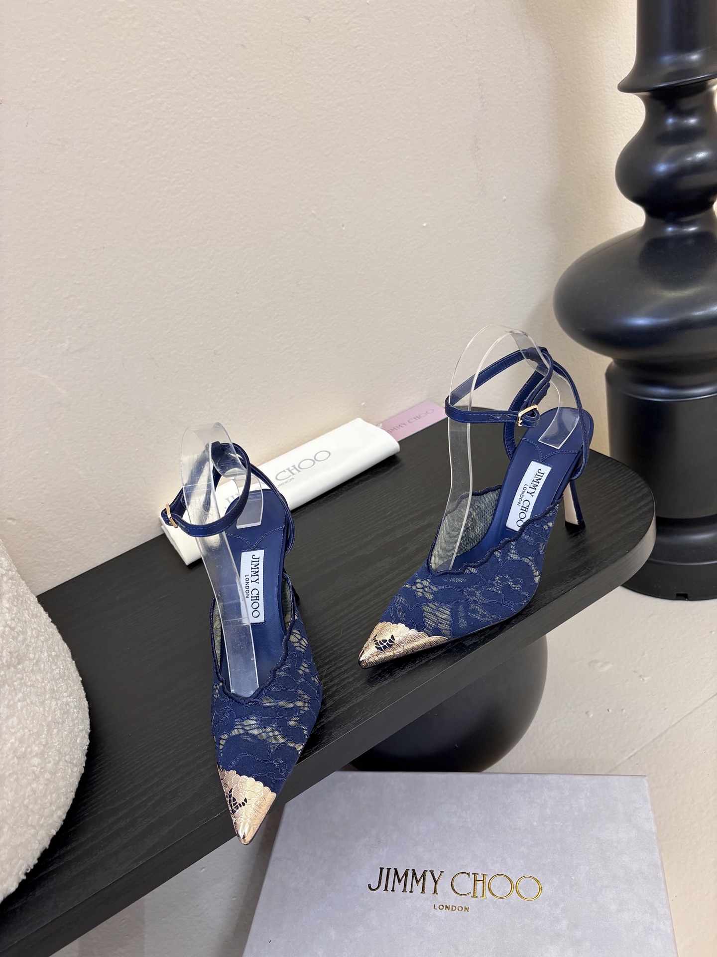 Jimmy Cho* 25ss早春新款经典小尖头凉鞋柔和的方圆头设计既修饰脚型，又避免了尖头的锐利感，兼