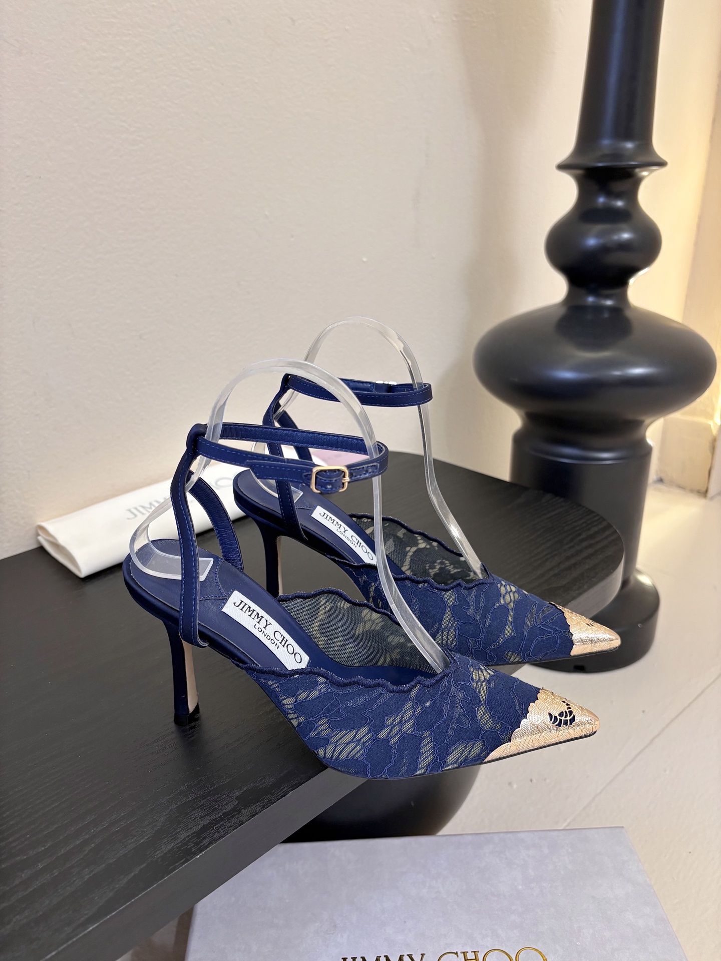 Jimmy Cho* 25ss早春新款经典小尖头凉鞋柔和的方圆头设计既修饰脚型，又避免了尖头的锐利感，兼