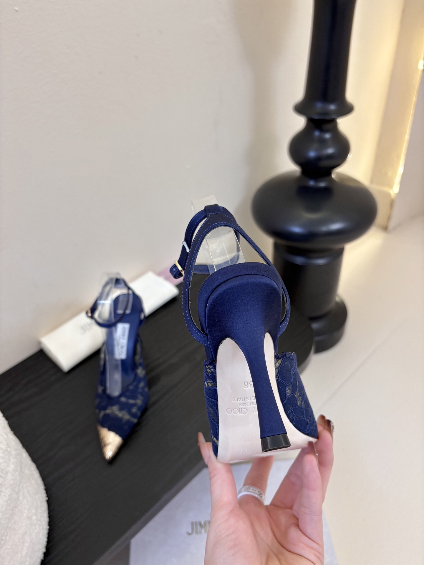 Jimmy Cho* 25ss早春新款经典小尖头凉鞋柔和的方圆头设计既修饰脚型，又避免了尖头的锐利感，兼