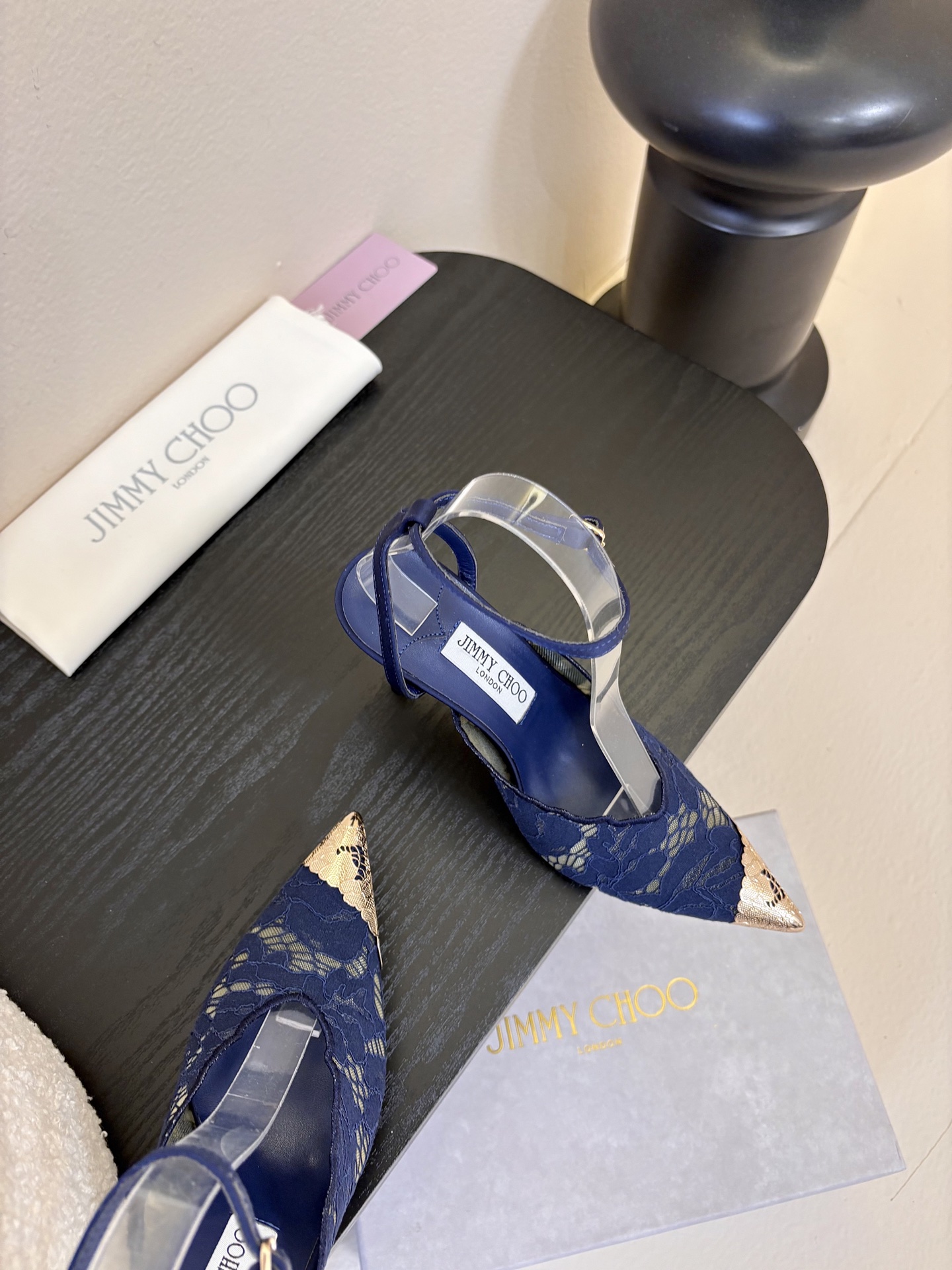 Jimmy Cho* 25ss早春新款经典小尖头凉鞋柔和的方圆头设计既修饰脚型，又避免了尖头的锐利感，兼