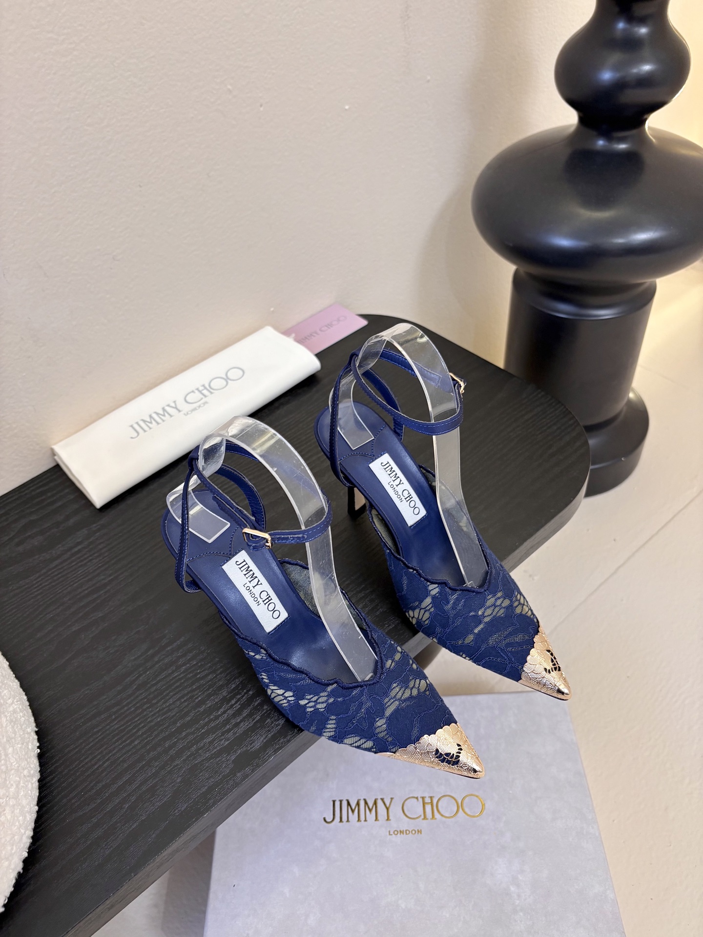 Jimmy Cho* 25ss早春新款经典小尖头凉鞋柔和的方圆头设计既修饰脚型，又避免了尖头的锐利感，兼