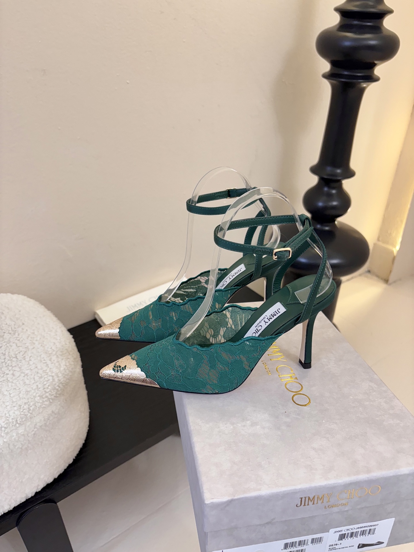 Jimmy Cho* 25ss早春新款经典小尖头凉鞋柔和的方圆头设计既修饰脚型，又避免了尖头的锐利感，兼