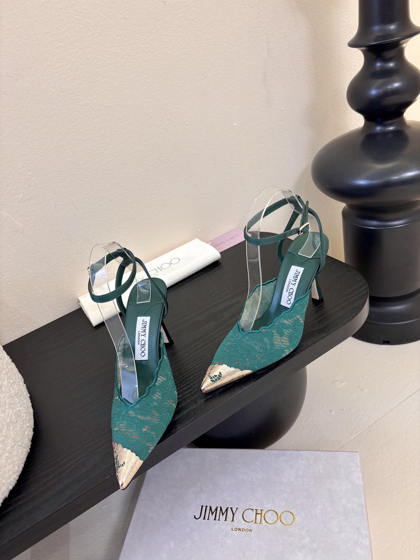 Jimmy Cho* 25ss早春新款经典小尖头凉鞋柔和的方圆头设计既修饰脚型，又避免了尖头的锐利感，兼