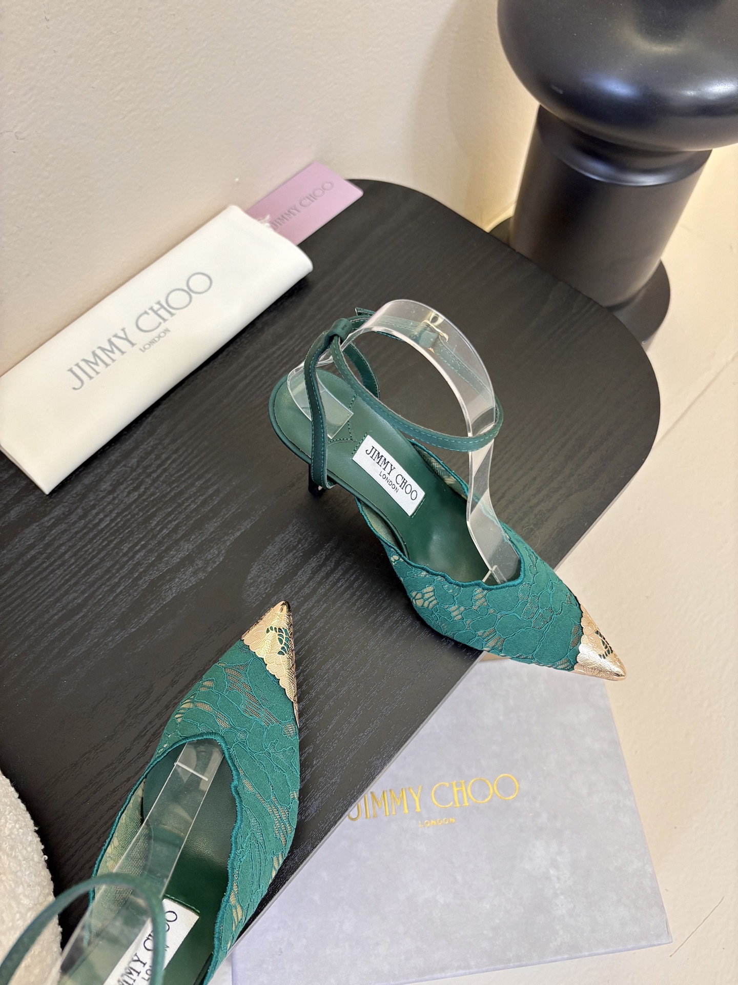 Jimmy Cho* 25ss早春新款经典小尖头凉鞋柔和的方圆头设计既修饰脚型，又避免了尖头的锐利感，兼