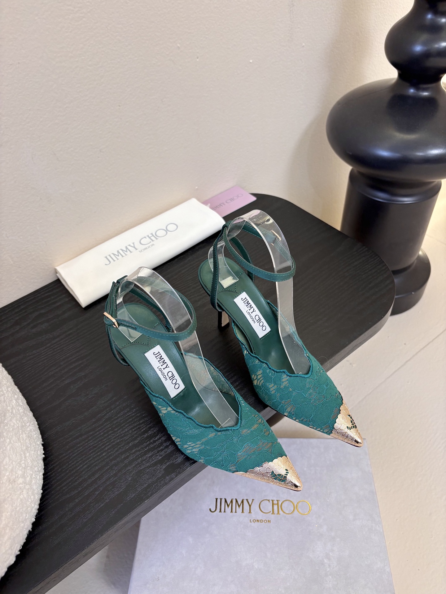 Jimmy Cho* 25ss早春新款经典小尖头凉鞋柔和的方圆头设计既修饰脚型，又避免了尖头的锐利感，兼