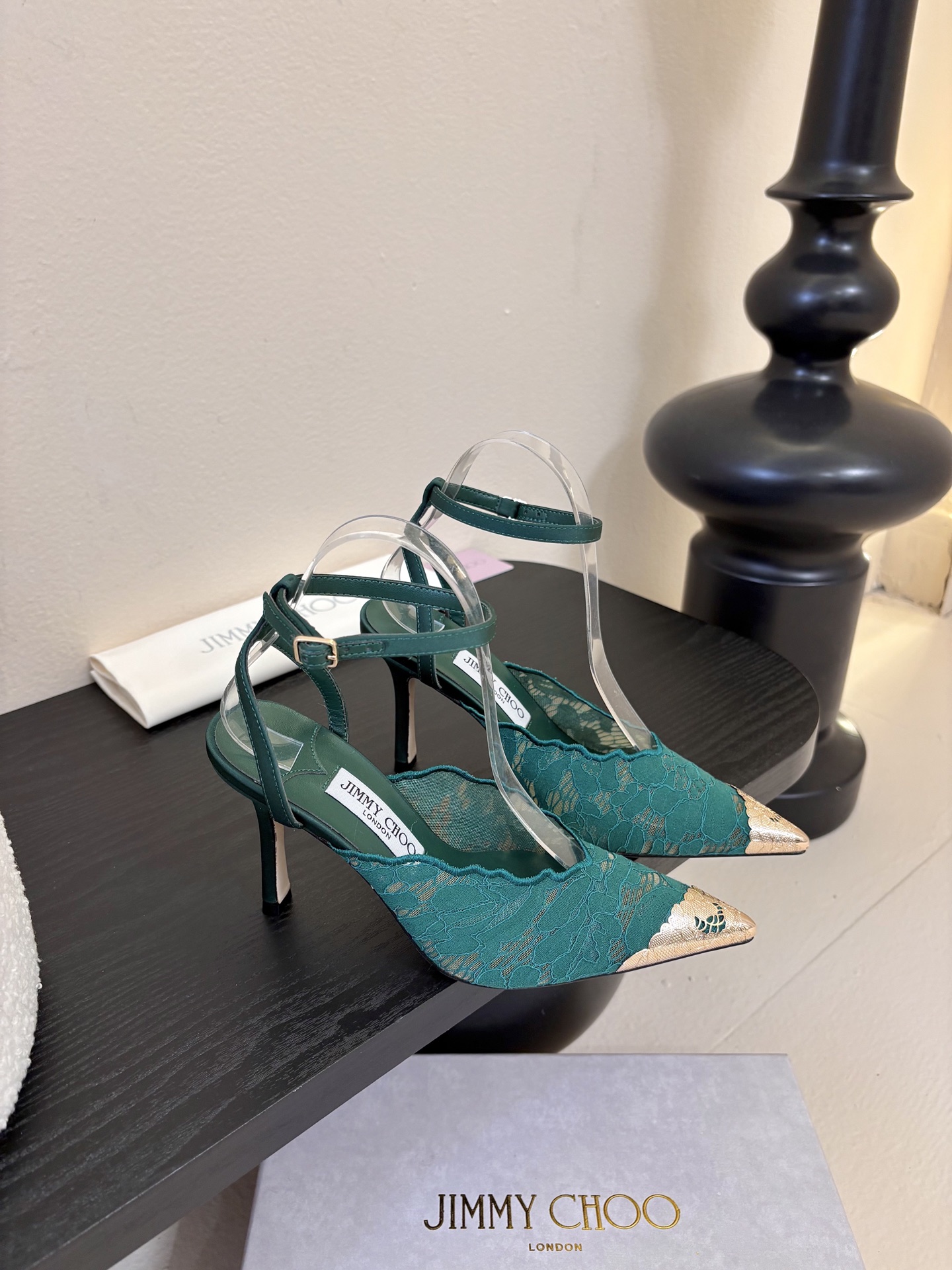 Jimmy Cho* 25ss早春新款经典小尖头凉鞋柔和的方圆头设计既修饰脚型，又避免了尖头的锐利感，兼