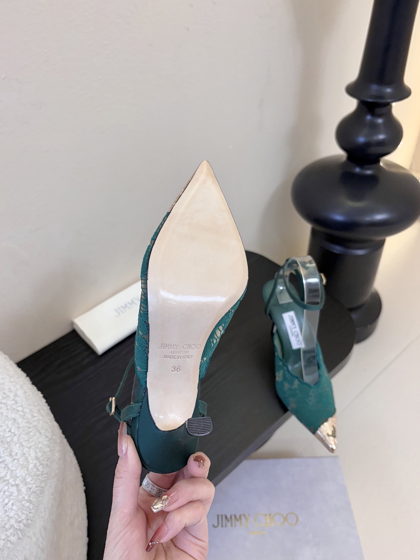 Jimmy Cho* 25ss早春新款经典小尖头凉鞋柔和的方圆头设计既修饰脚型，又避免了尖头的锐利感，兼