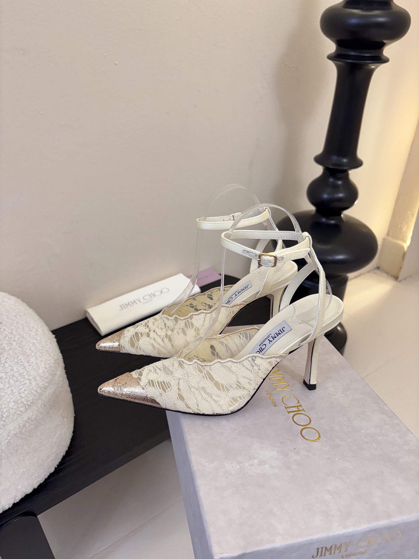 Jimmy Cho* 25ss早春新款经典小尖头凉鞋柔和的方圆头设计既修饰脚型，又避免了尖头的锐利感，兼