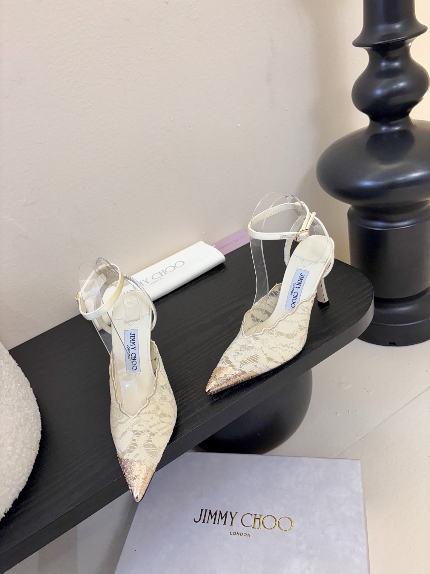 Jimmy Cho* 25ss早春新款经典小尖头凉鞋柔和的方圆头设计既修饰脚型，又避免了尖头的锐利感，兼