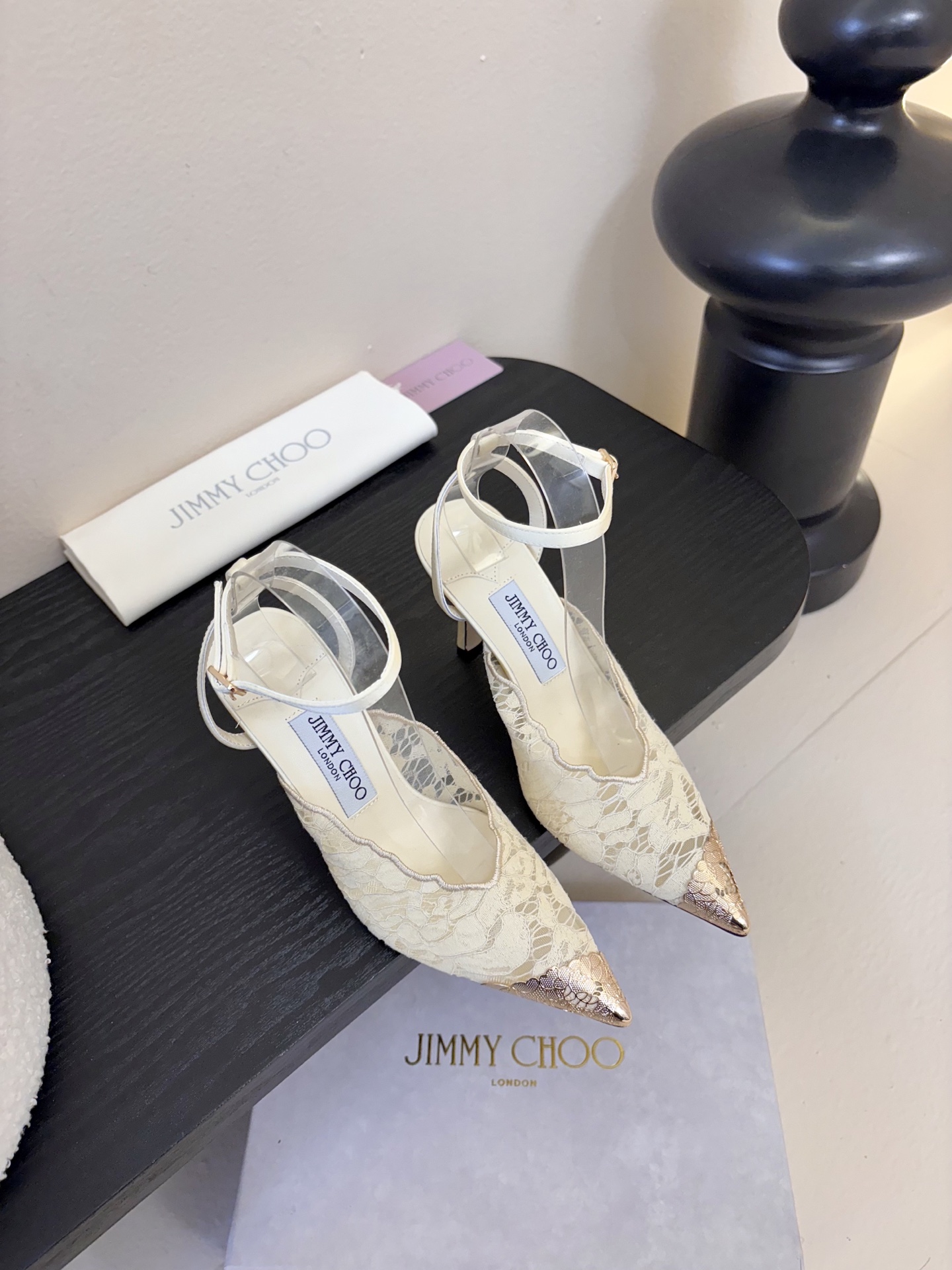 Jimmy Cho* 25ss早春新款经典小尖头凉鞋柔和的方圆头设计既修饰脚型，又避免了尖头的锐利感，兼