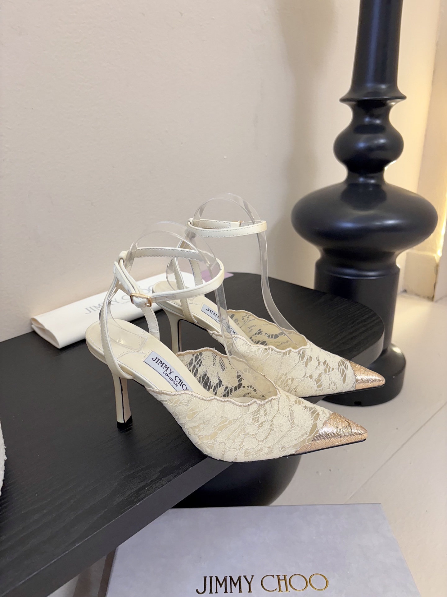 Jimmy Cho* 25ss早春新款经典小尖头凉鞋柔和的方圆头设计既修饰脚型，又避免了尖头的锐利感，兼