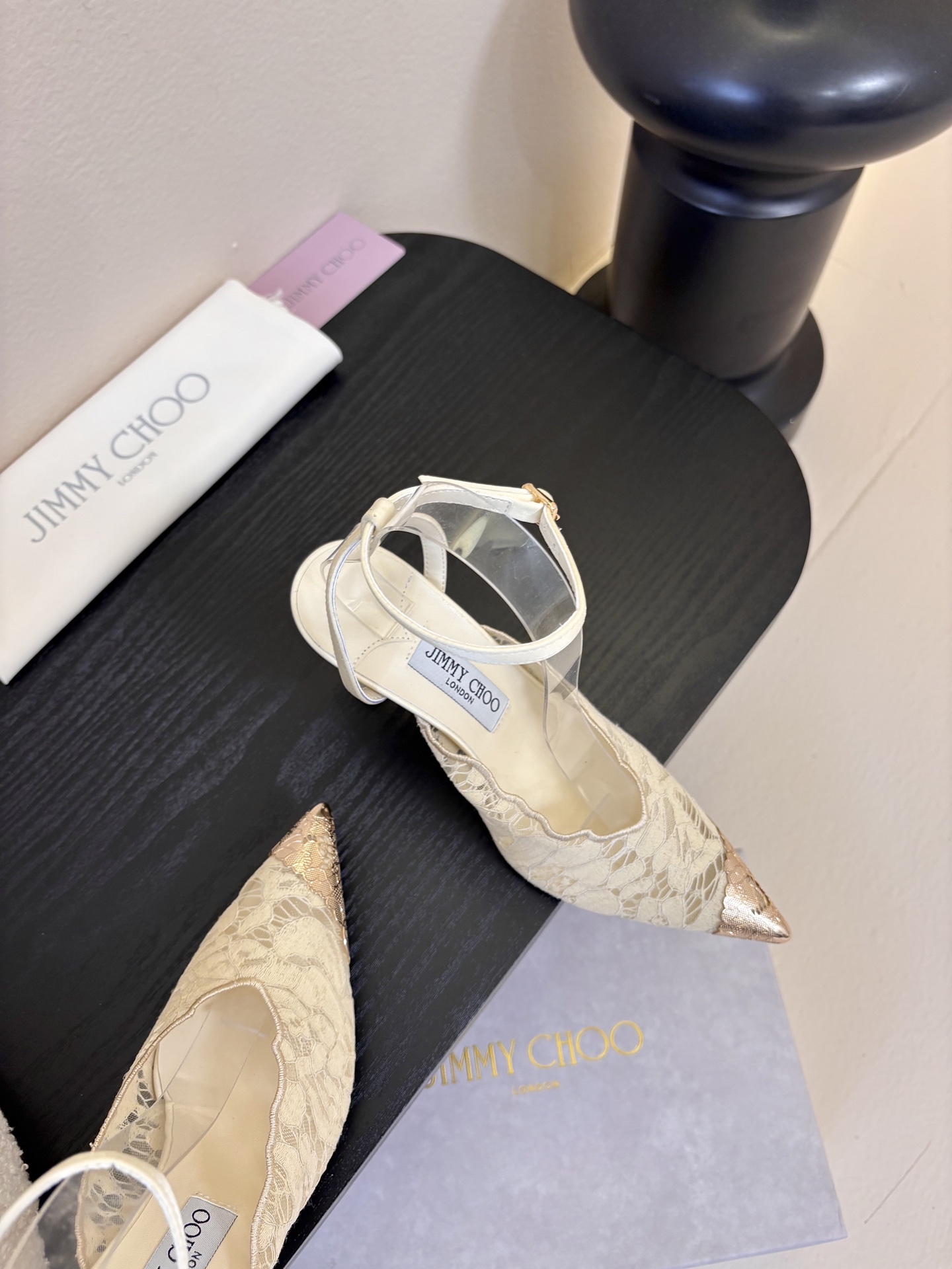 Jimmy Cho* 25ss早春新款经典小尖头凉鞋柔和的方圆头设计既修饰脚型，又避免了尖头的锐利感，兼