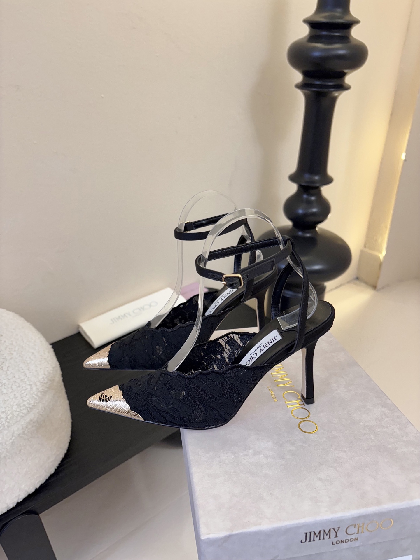 Jimmy Cho* 25ss早春新款经典小尖头凉鞋柔和的方圆头设计既修饰脚型，又避免了尖头的锐利感，兼