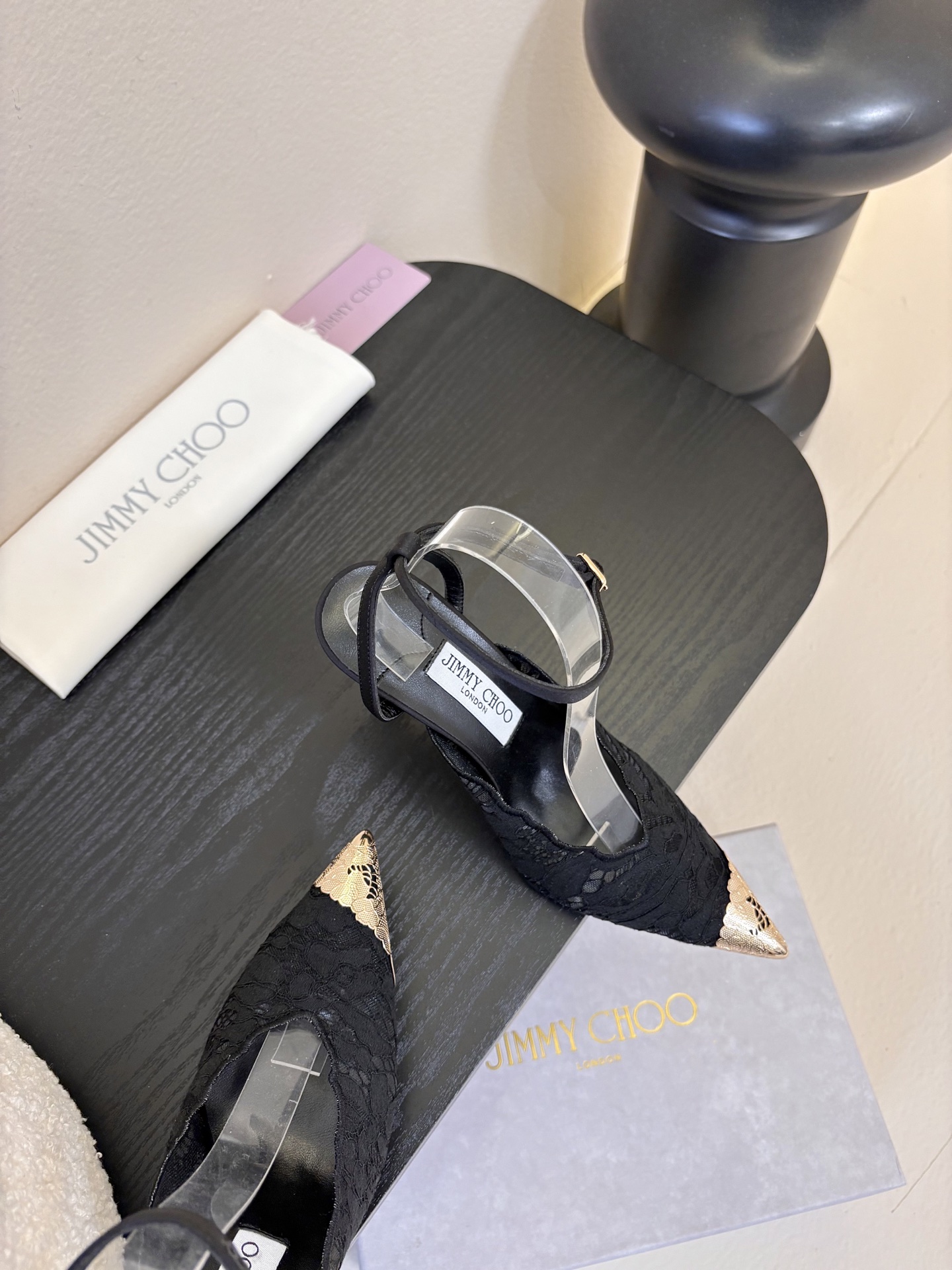 Jimmy Cho* 25ss早春新款经典小尖头凉鞋柔和的方圆头设计既修饰脚型，又避免了尖头的锐利感，兼