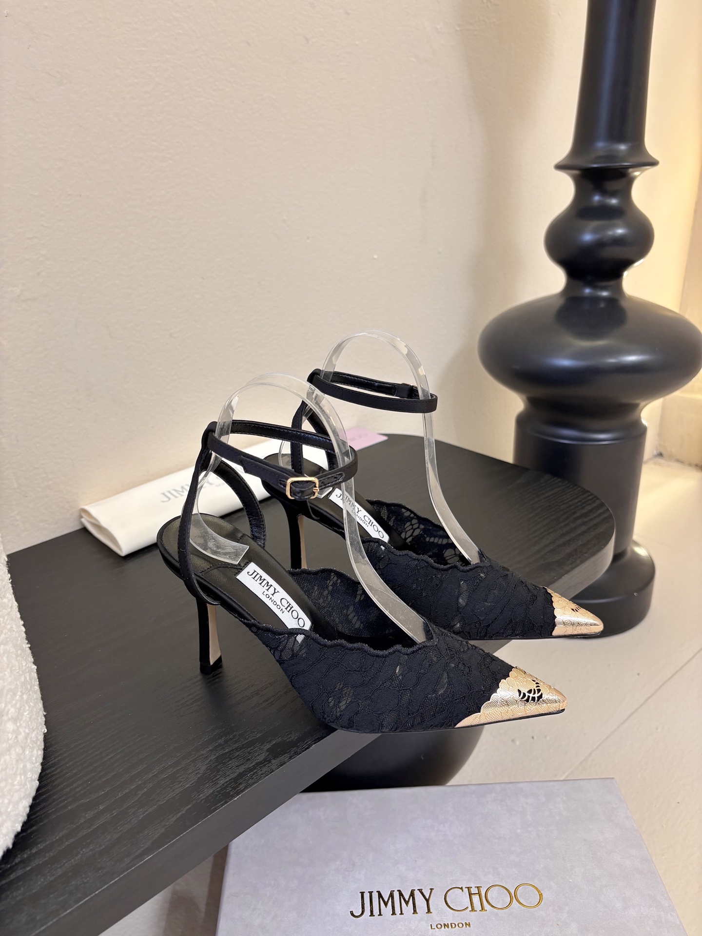 Jimmy Cho* 25ss早春新款经典小尖头凉鞋柔和的方圆头设计既修饰脚型，又避免了尖头的锐利感，兼