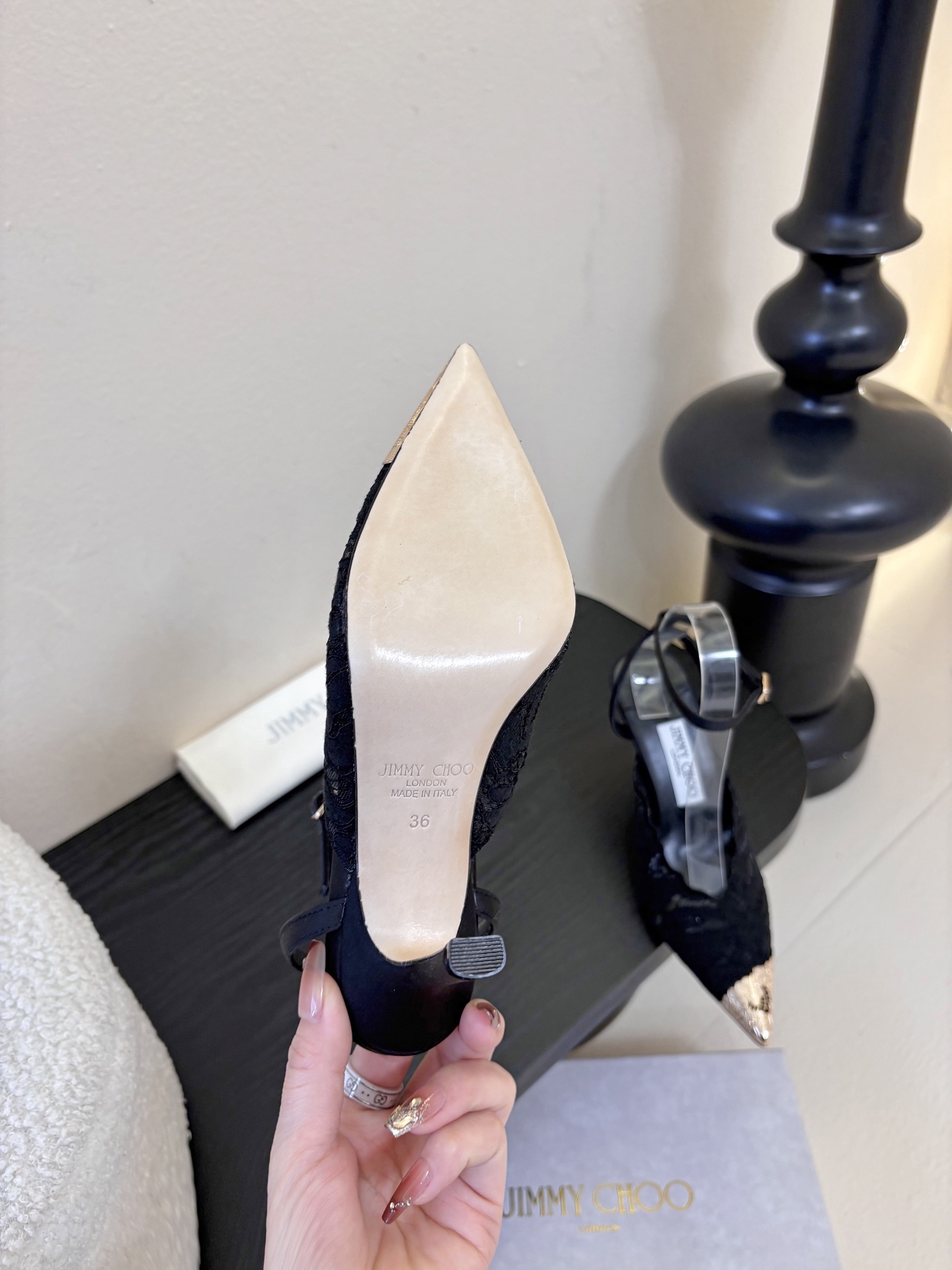 Jimmy Cho* 25ss早春新款经典小尖头凉鞋柔和的方圆头设计既修饰脚型，又避免了尖头的锐利感，兼