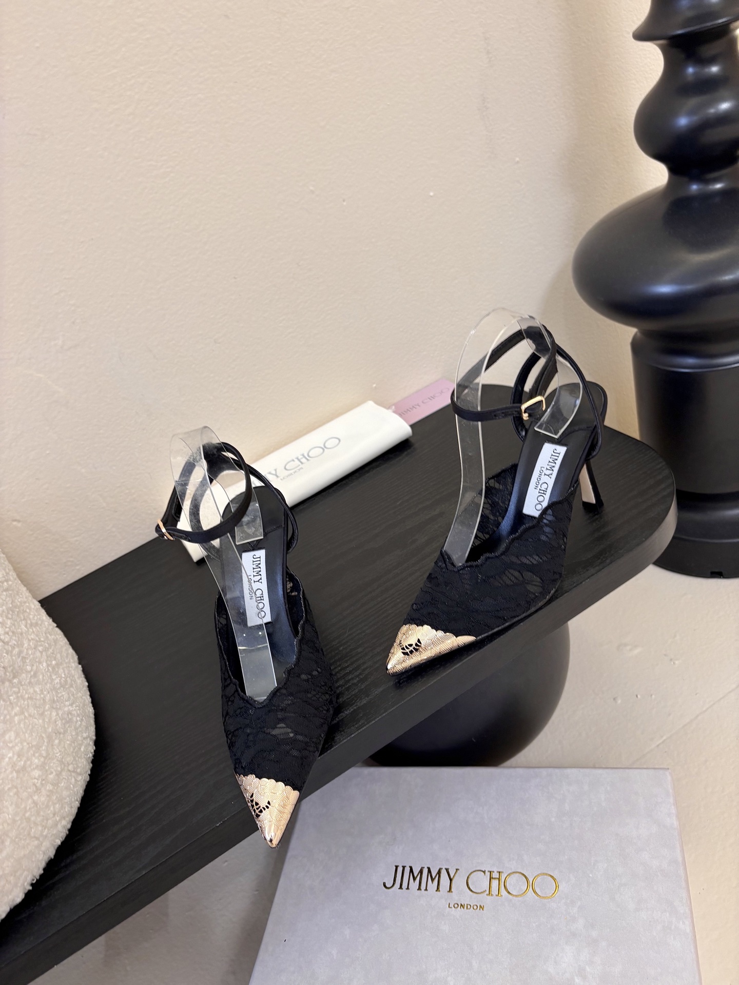 Jimmy Cho* 25ss早春新款经典小尖头凉鞋柔和的方圆头设计既修饰脚型，又避免了尖头的锐利感，兼