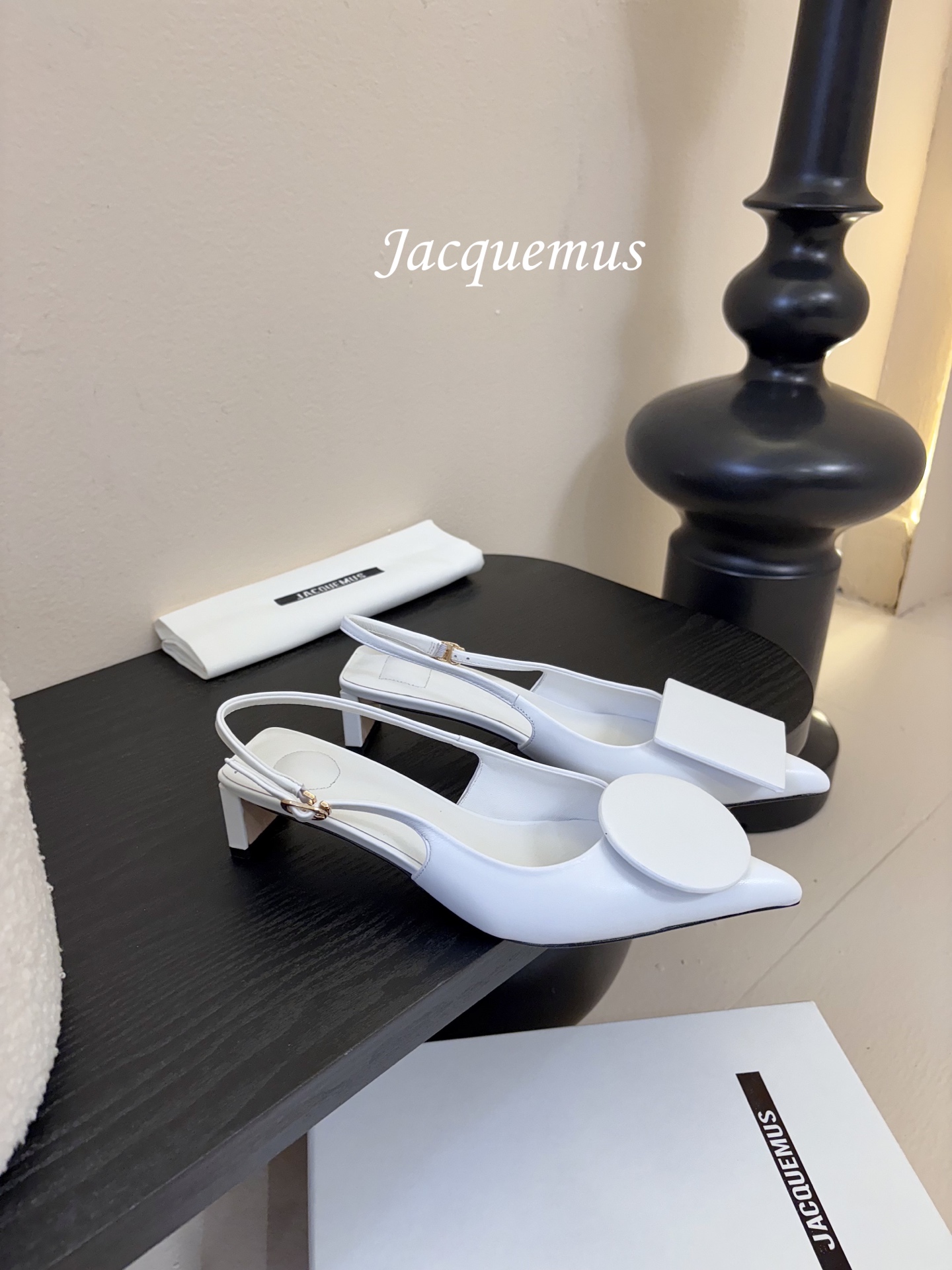 顶级版本JACQUEMU* 方圆尖头后空凉鞋JACQUEMUS独特的方扣与圆扣设计，别致吸睛，尽品 优雅