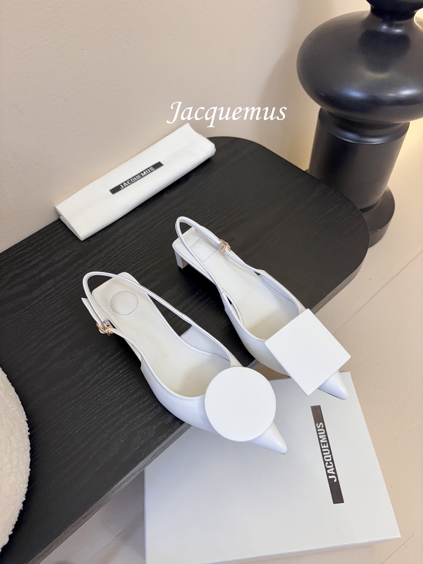 顶级版本JACQUEMU* 方圆尖头后空凉鞋JACQUEMUS独特的方扣与圆扣设计，别致吸睛，尽品 优雅