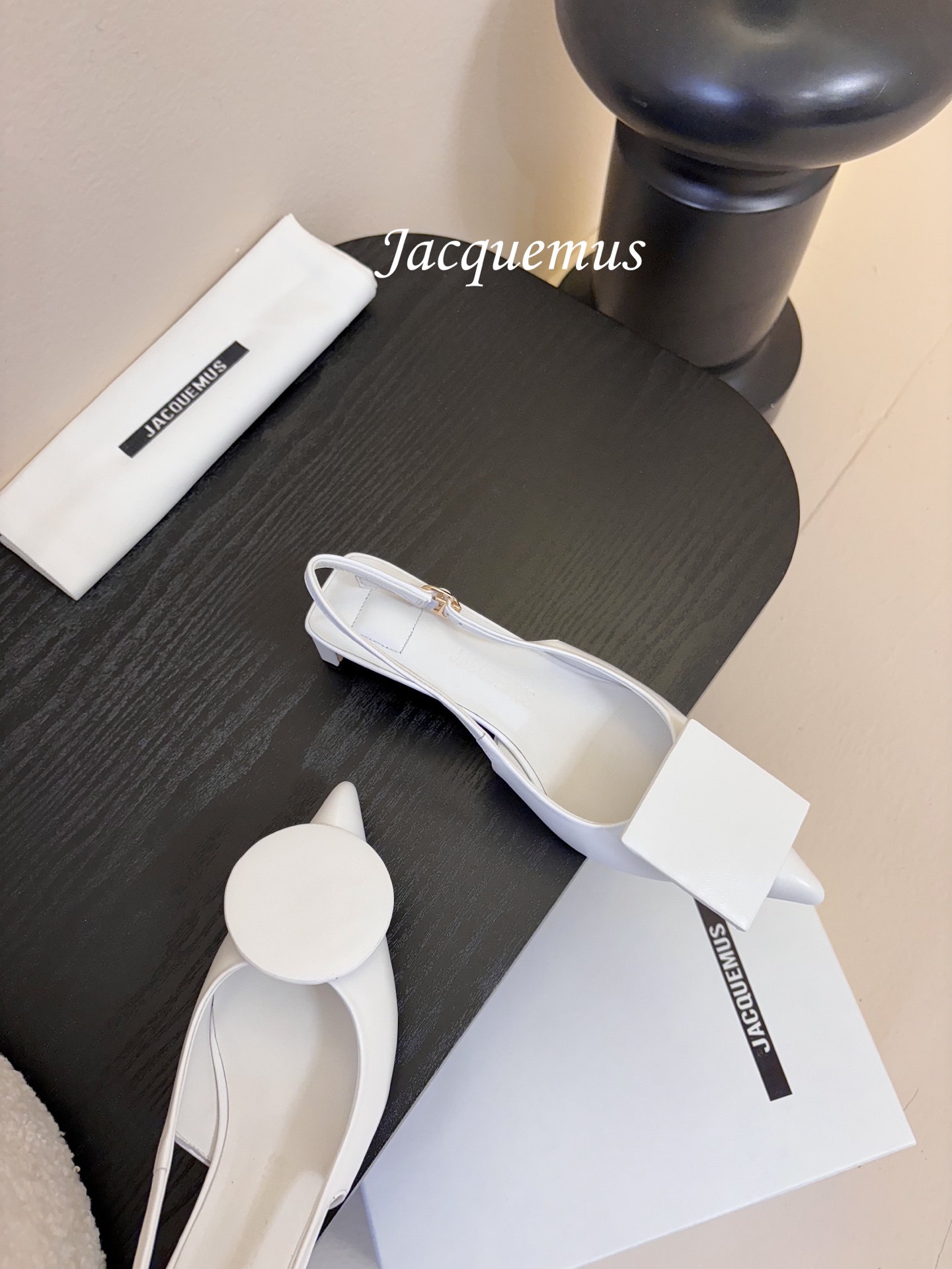 顶级版本JACQUEMU* 方圆尖头后空凉鞋JACQUEMUS独特的方扣与圆扣设计，别致吸睛，尽品 优雅