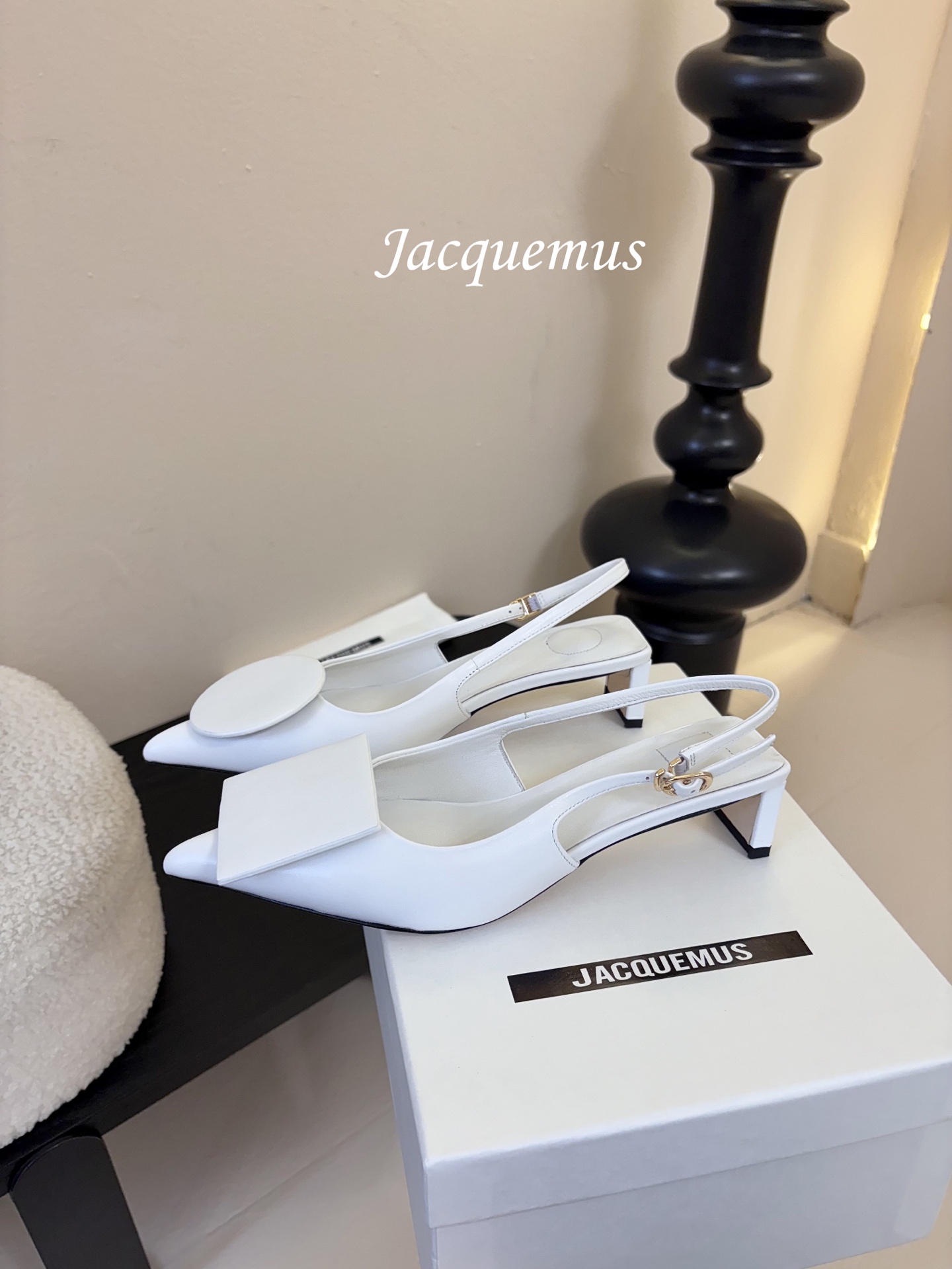 顶级版本JACQUEMU* 方圆尖头后空凉鞋JACQUEMUS独特的方扣与圆扣设计，别致吸睛，尽品 优雅
