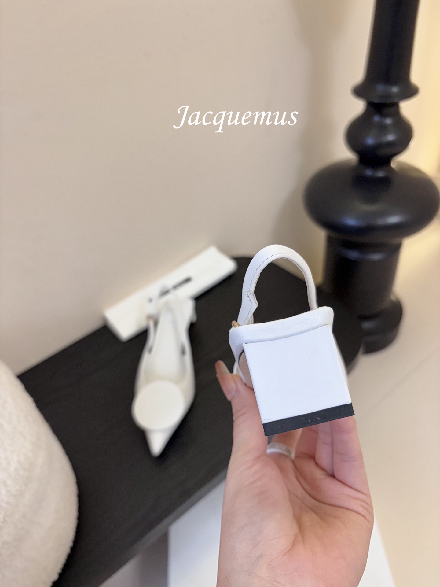 顶级版本JACQUEMU* 方圆尖头后空凉鞋JACQUEMUS独特的方扣与圆扣设计，别致吸睛，尽品 优雅