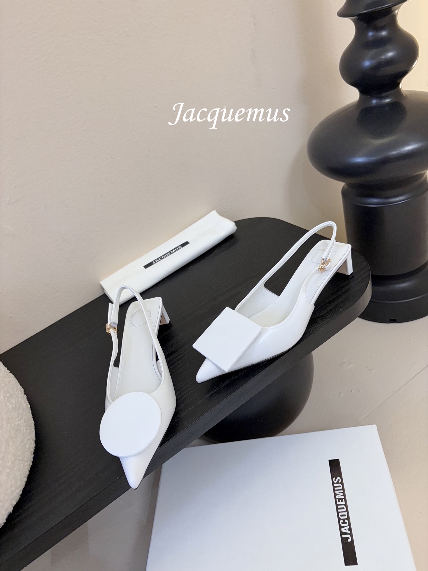 顶级版本JACQUEMU* 方圆尖头后空凉鞋JACQUEMUS独特的方扣与圆扣设计，别致吸睛，尽品 优雅