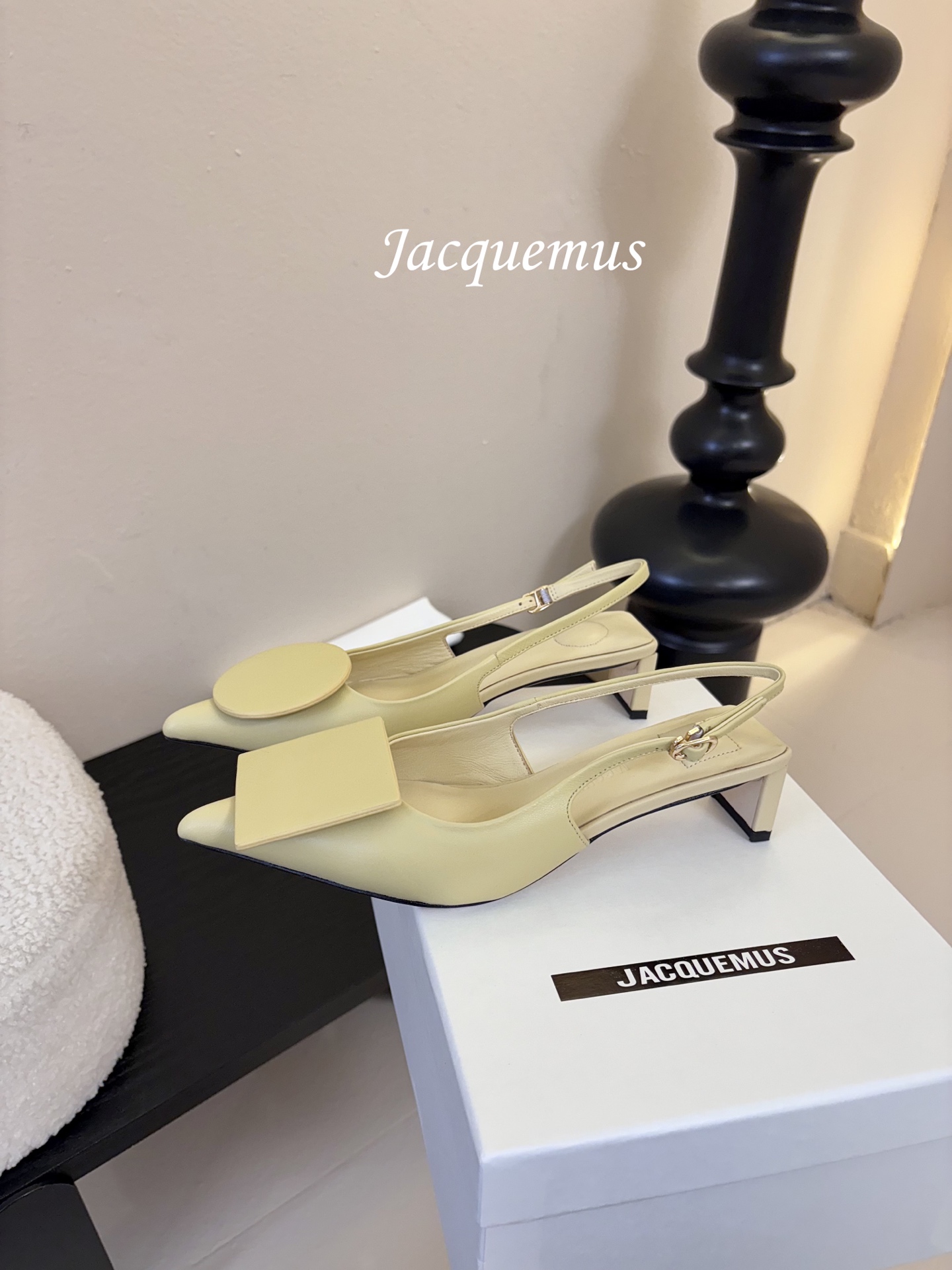 顶级版本JACQUEMU* 方圆尖头后空凉鞋JACQUEMUS独特的方扣与圆扣设计，别致吸睛，尽品 优雅