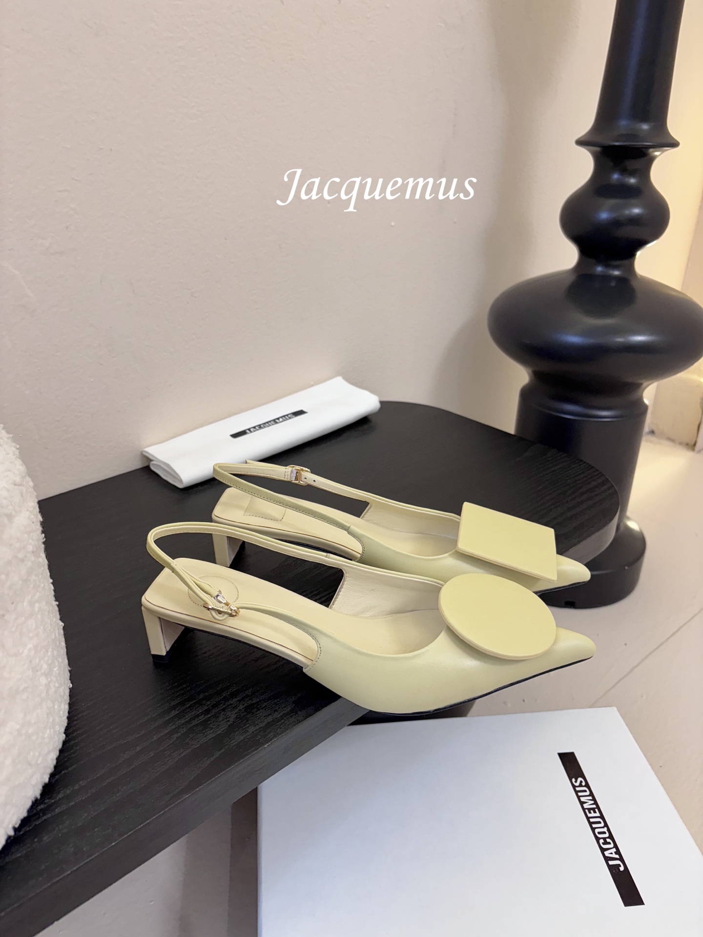 顶级版本JACQUEMU* 方圆尖头后空凉鞋JACQUEMUS独特的方扣与圆扣设计，别致吸睛，尽品 优雅