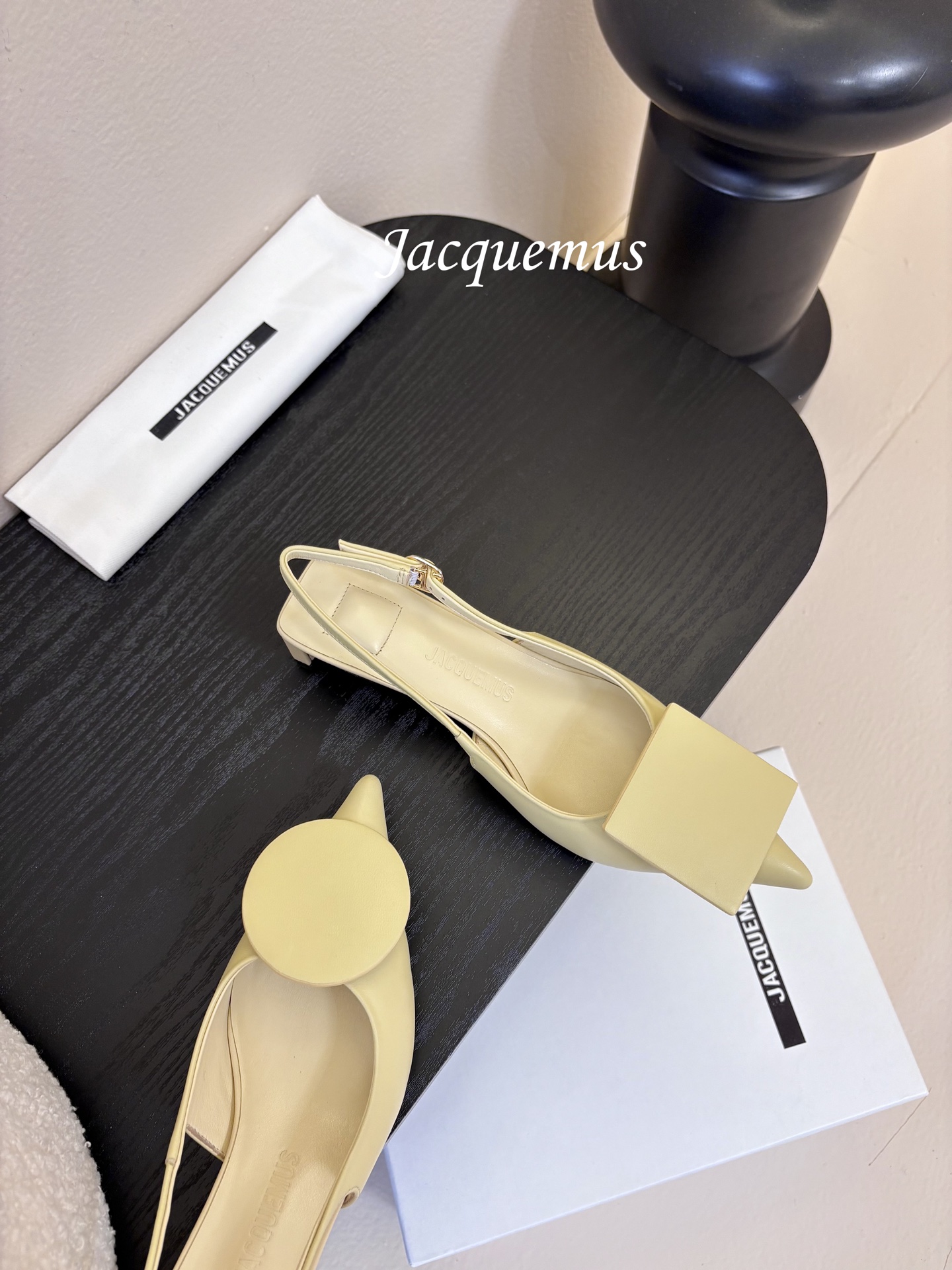 顶级版本JACQUEMU* 方圆尖头后空凉鞋JACQUEMUS独特的方扣与圆扣设计，别致吸睛，尽品 优雅