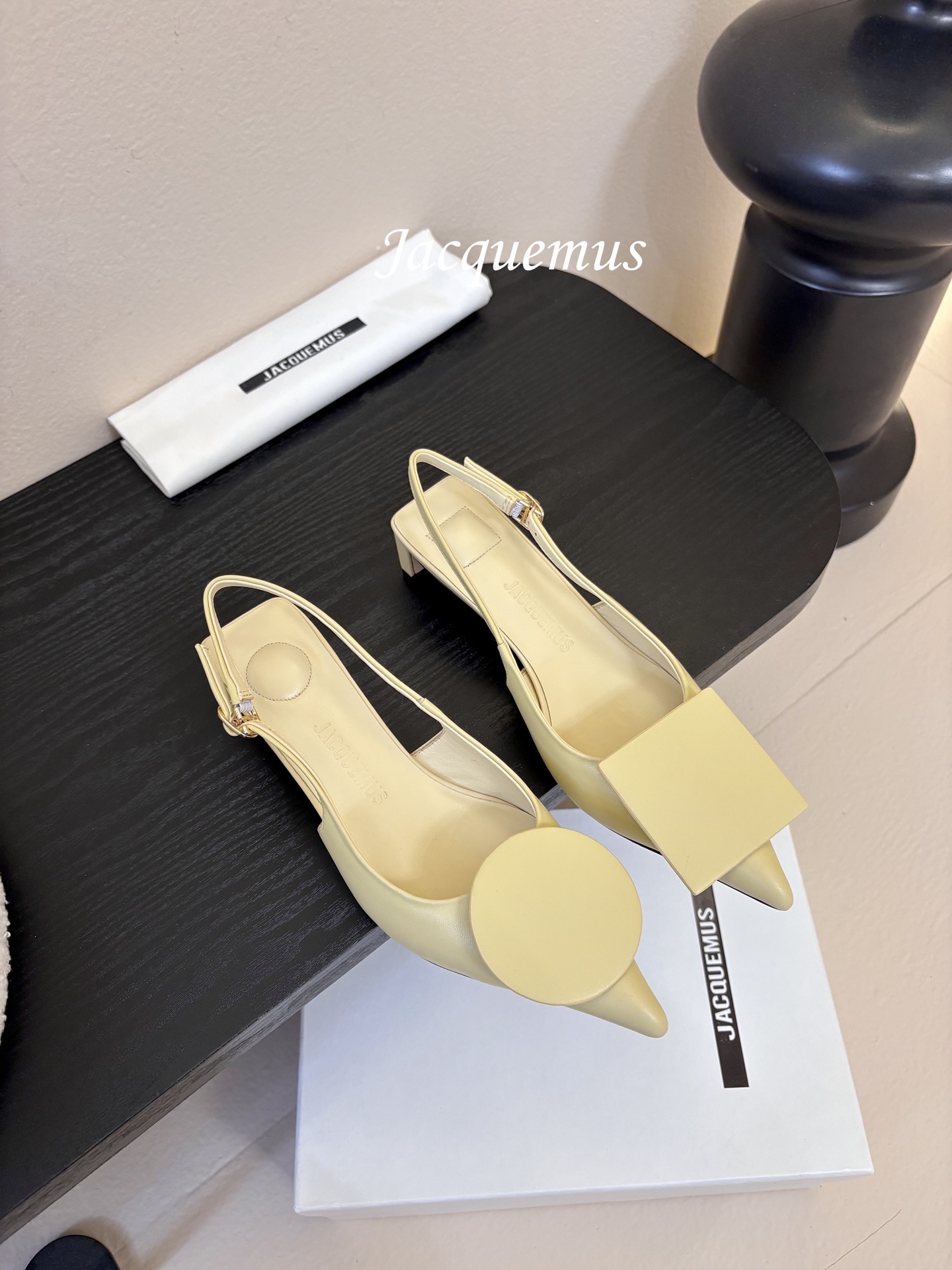 顶级版本JACQUEMU* 方圆尖头后空凉鞋JACQUEMUS独特的方扣与圆扣设计，别致吸睛，尽品 优雅