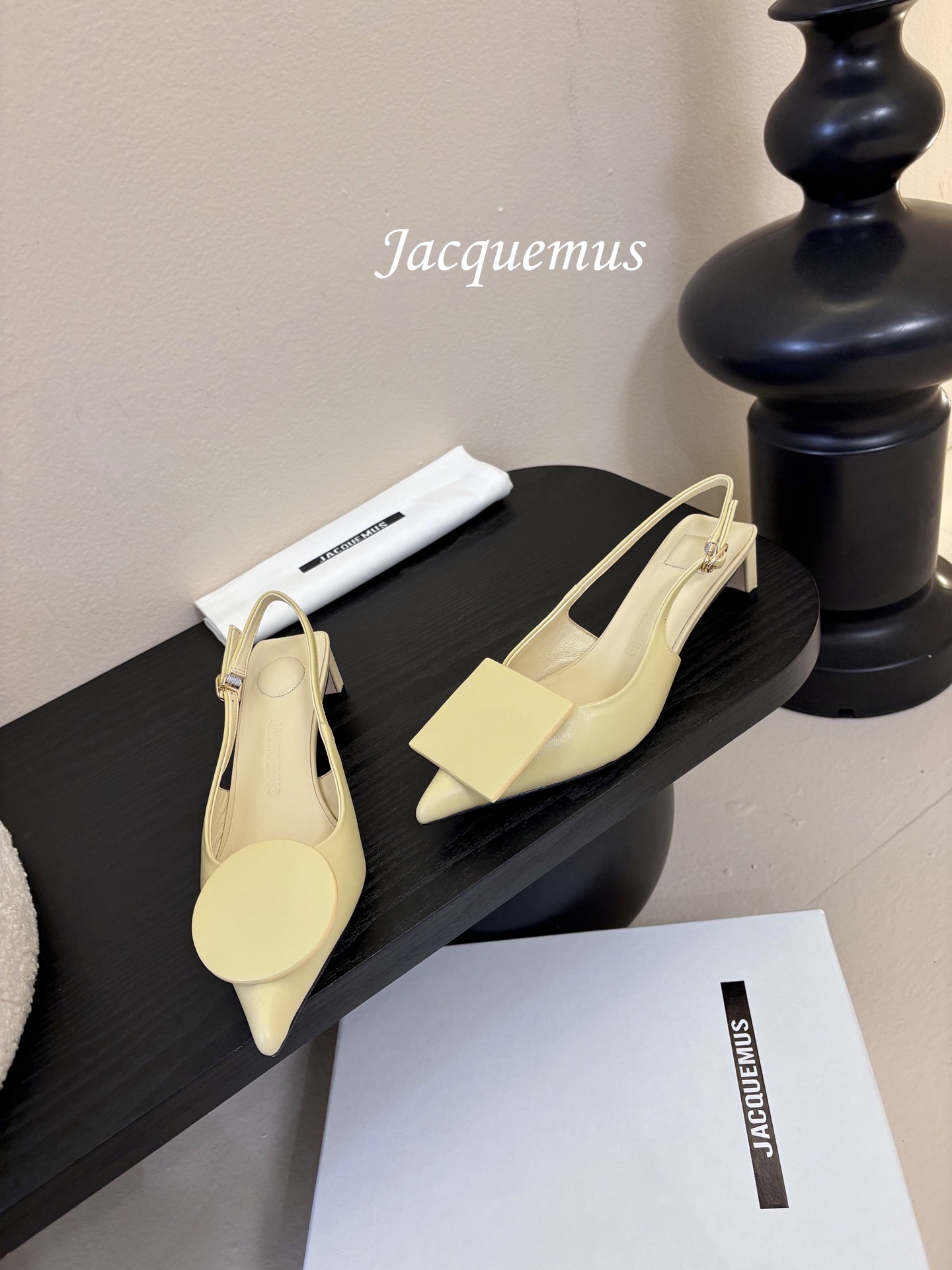 顶级版本JACQUEMU* 方圆尖头后空凉鞋JACQUEMUS独特的方扣与圆扣设计，别致吸睛，尽品 优雅