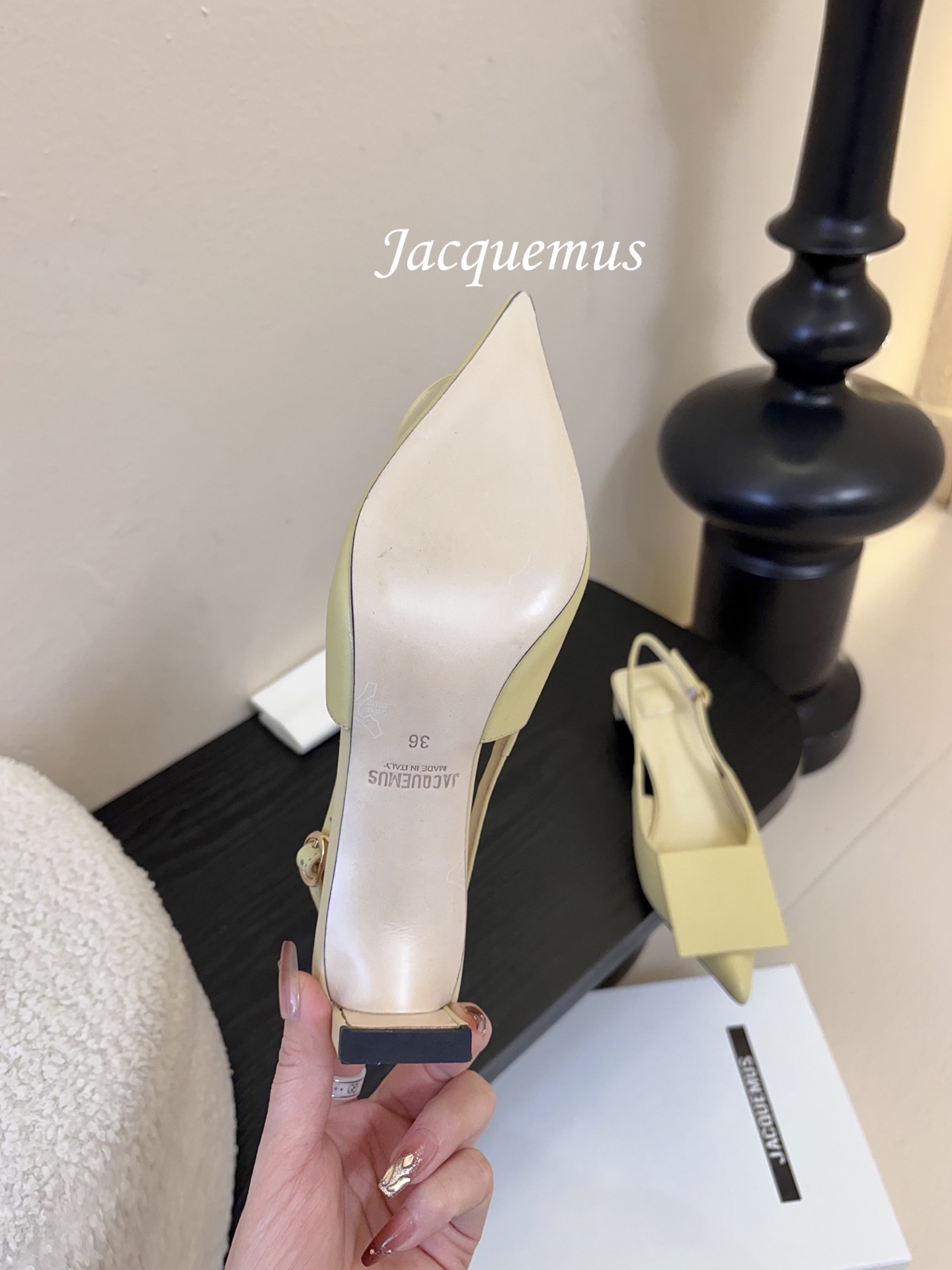 顶级版本JACQUEMU* 方圆尖头后空凉鞋JACQUEMUS独特的方扣与圆扣设计，别致吸睛，尽品 优雅