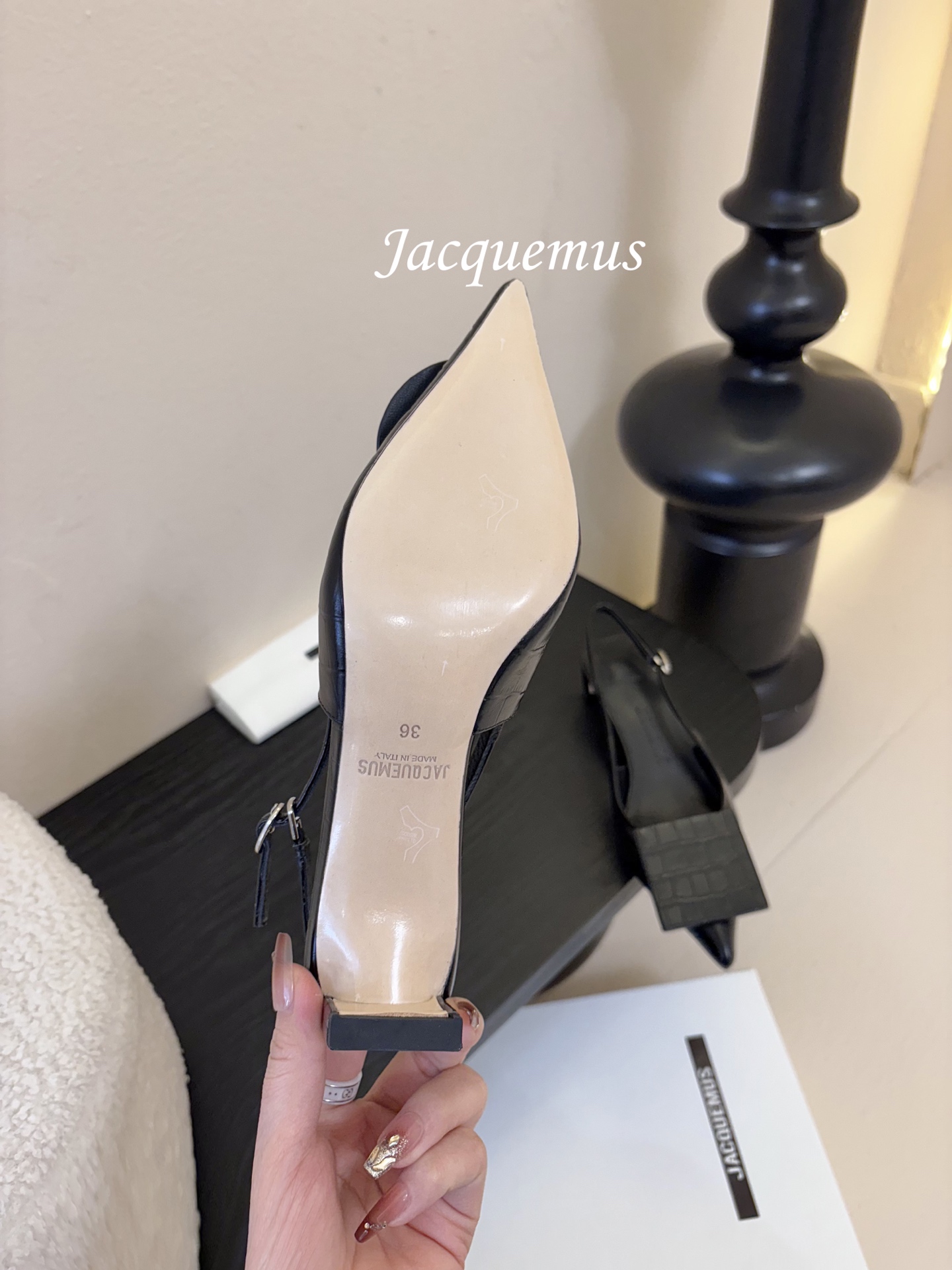 顶级版本JACQUEMU* 方圆尖头后空凉鞋JACQUEMUS独特的方扣与圆扣设计，别致吸睛，尽品 优雅