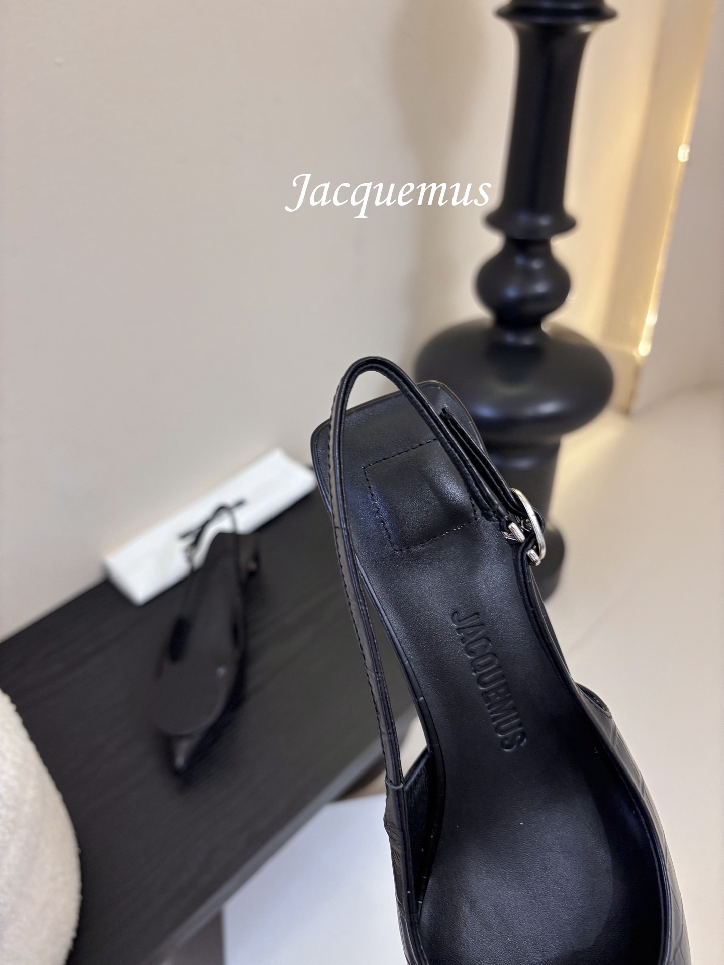 顶级版本JACQUEMU* 方圆尖头后空凉鞋JACQUEMUS独特的方扣与圆扣设计，别致吸睛，尽品 优雅