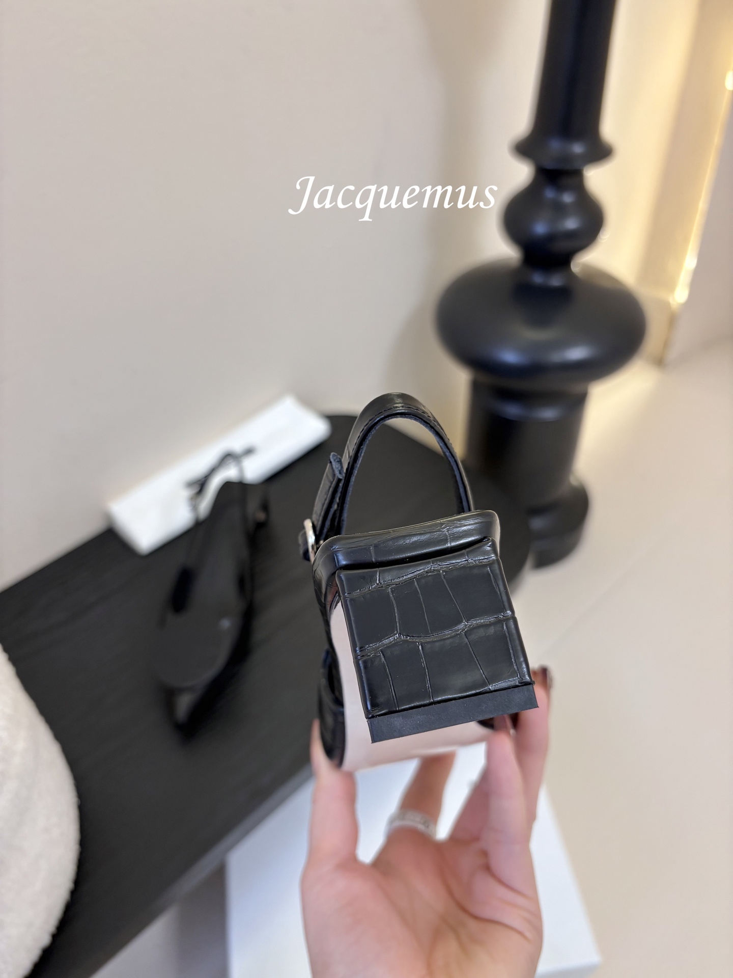顶级版本JACQUEMU* 方圆尖头后空凉鞋JACQUEMUS独特的方扣与圆扣设计，别致吸睛，尽品 优雅