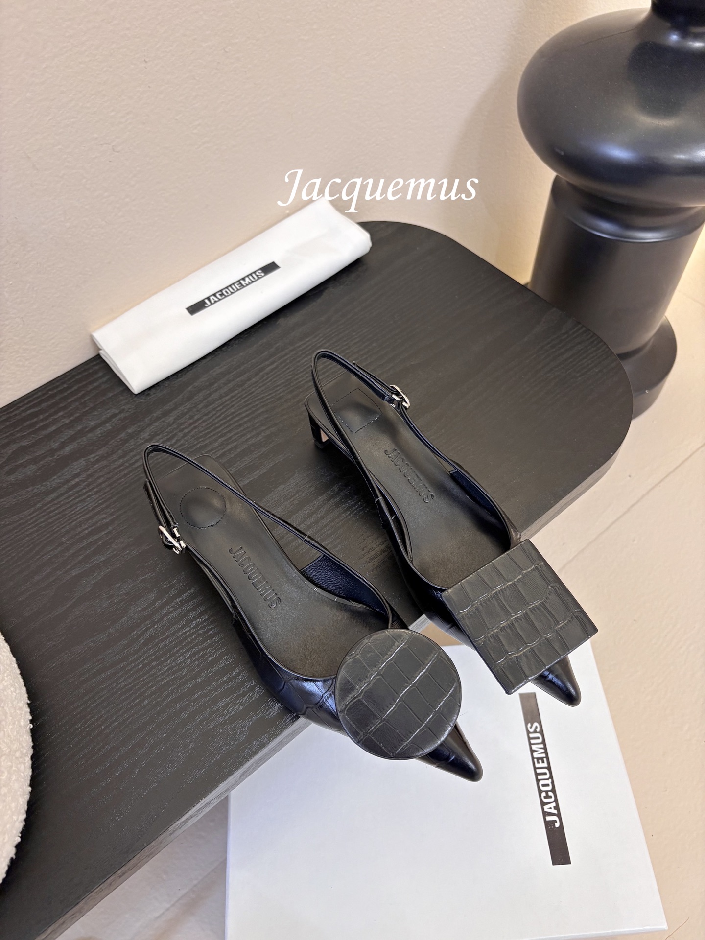 NO:725188,The top version of JACQUEMU* square and round pointed toe back sandals. JACQUEMUS's unique square buckle and round buckle design are unique and eye-catching, with elegant taste. The stiletto heels and comfortable shoe shape make you confident and calm in every step. Whether you are commuting or partying, they are an eye-catching choice!  Fabric: denim/cowhide, lining sheepskin, padding sheepskin, code size 35-41 (40.41 custom made, non-refundable, high heels, sandals, sandals, high heels, cowhide, sheepskin19860909顶级版本 JACQUEMU* 方圆尖头后空凉鞋 JACQUEMUS独特的方扣与圆扣设计,别致吸睛,尽品 优雅品味.细高跟与舒适的鞋型,让你每一步都自信从 容,无论是通勤还是聚会,皆为亮眼之选！ 面料牛仔布/牛皮 内里羊皮 垫脚羊皮 码数35-41（40.41定制不退换,高跟鞋凉鞋,sandals,high heels,cowhide,sheepskin,Women's Shoes